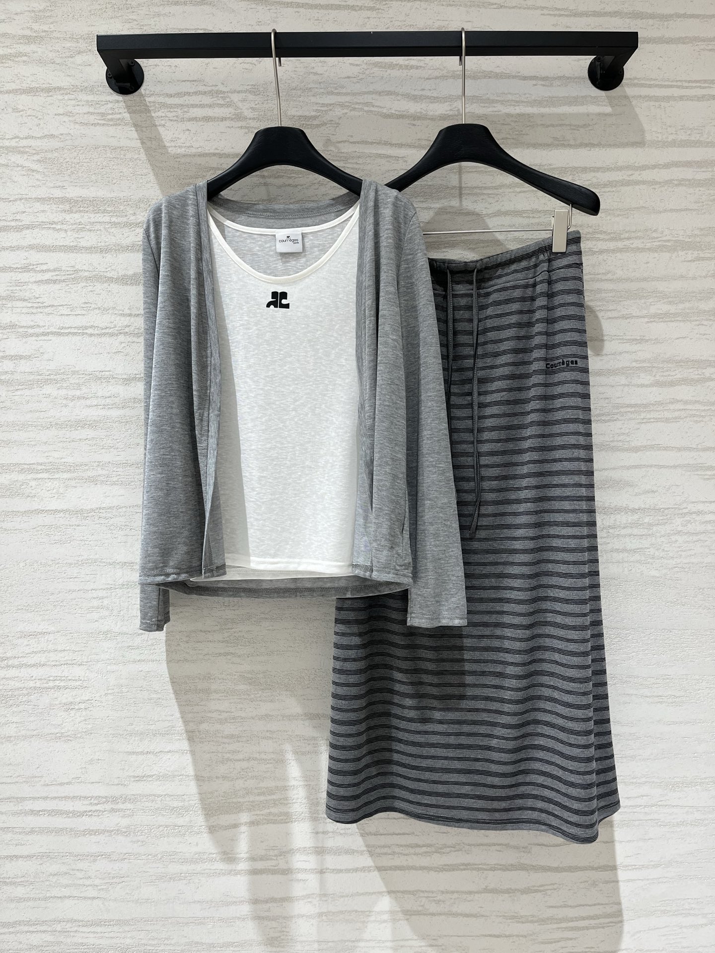 Courreges 夏季新款 开衫+背心+条纹半裙三件套，一套直接出门 不用想搭配，软糯纯棉面料，舒服到