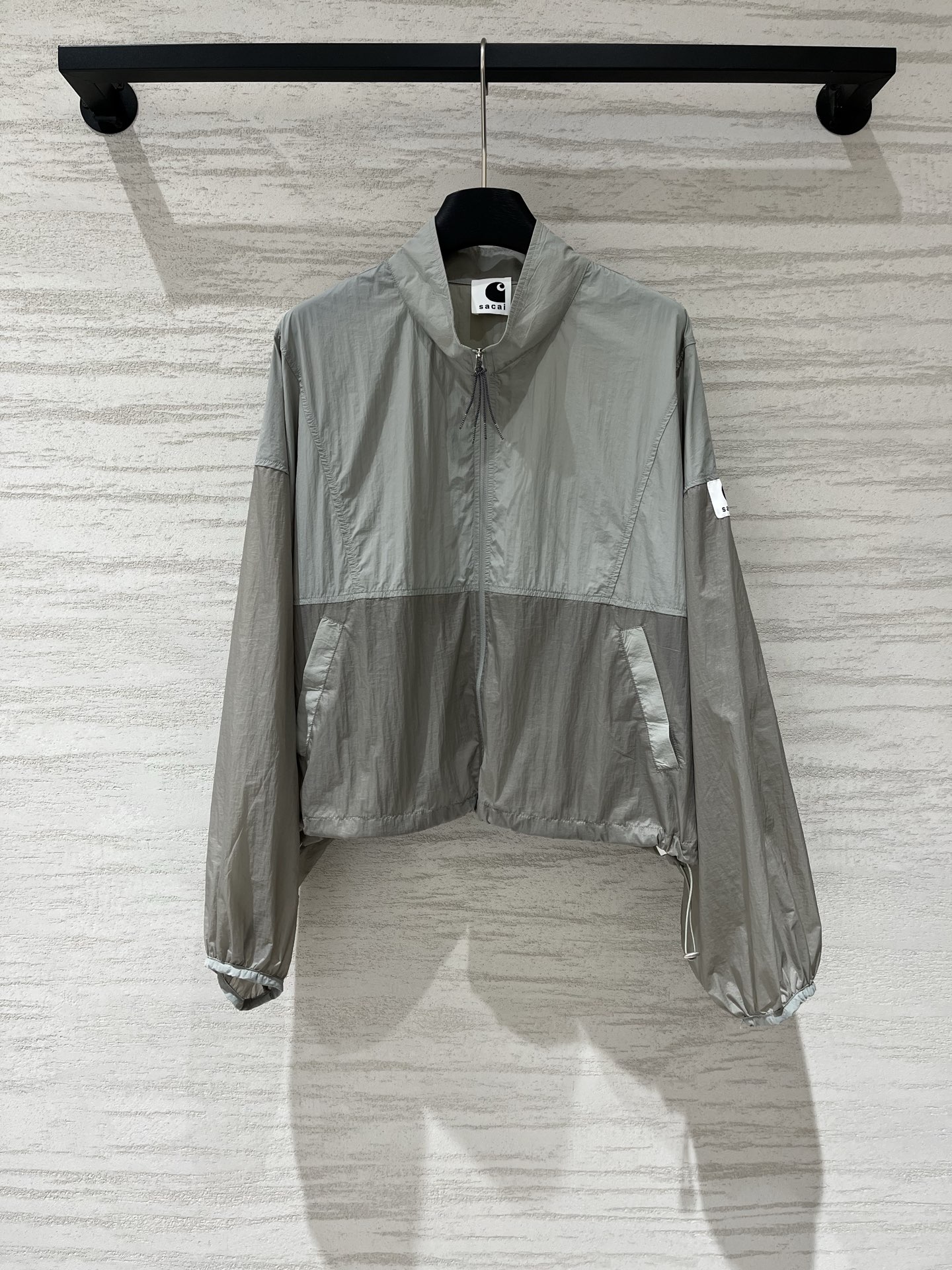 Sacai 26春夏新款 拼色高腰短款超薄防晒外套，下摆带可调节抽绳，能轻松打造高腰线，定制轻薄的尼龙面