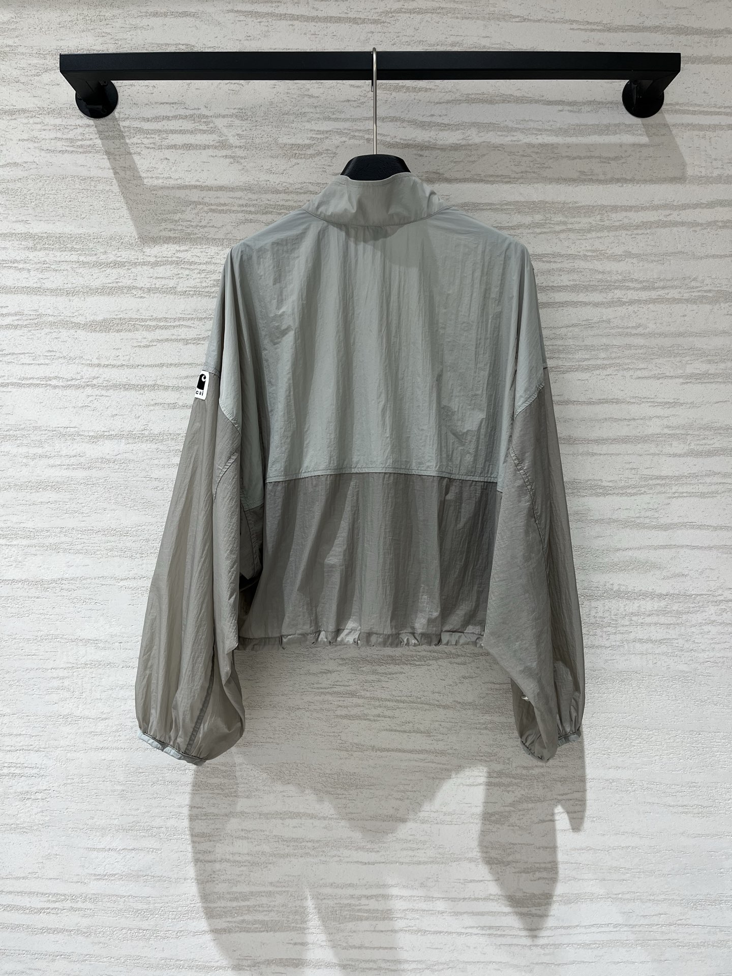 Sacai 26春夏新款 拼色高腰短款超薄防晒外套，下摆带可调节抽绳，能轻松打造高腰线，定制轻薄的尼龙面