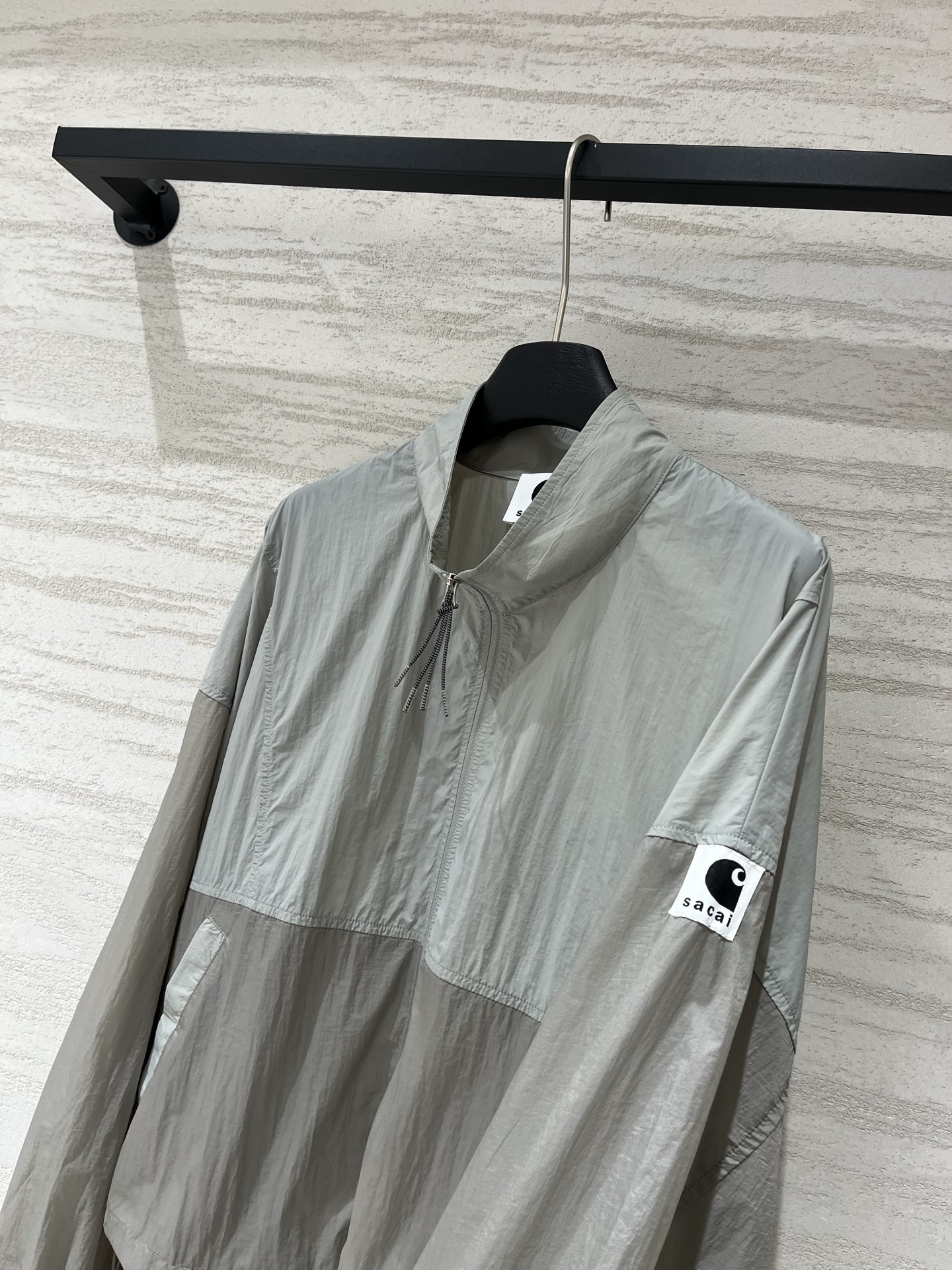 Sacai 26春夏新款 拼色高腰短款超薄防晒外套，下摆带可调节抽绳，能轻松打造高腰线，定制轻薄的尼龙面