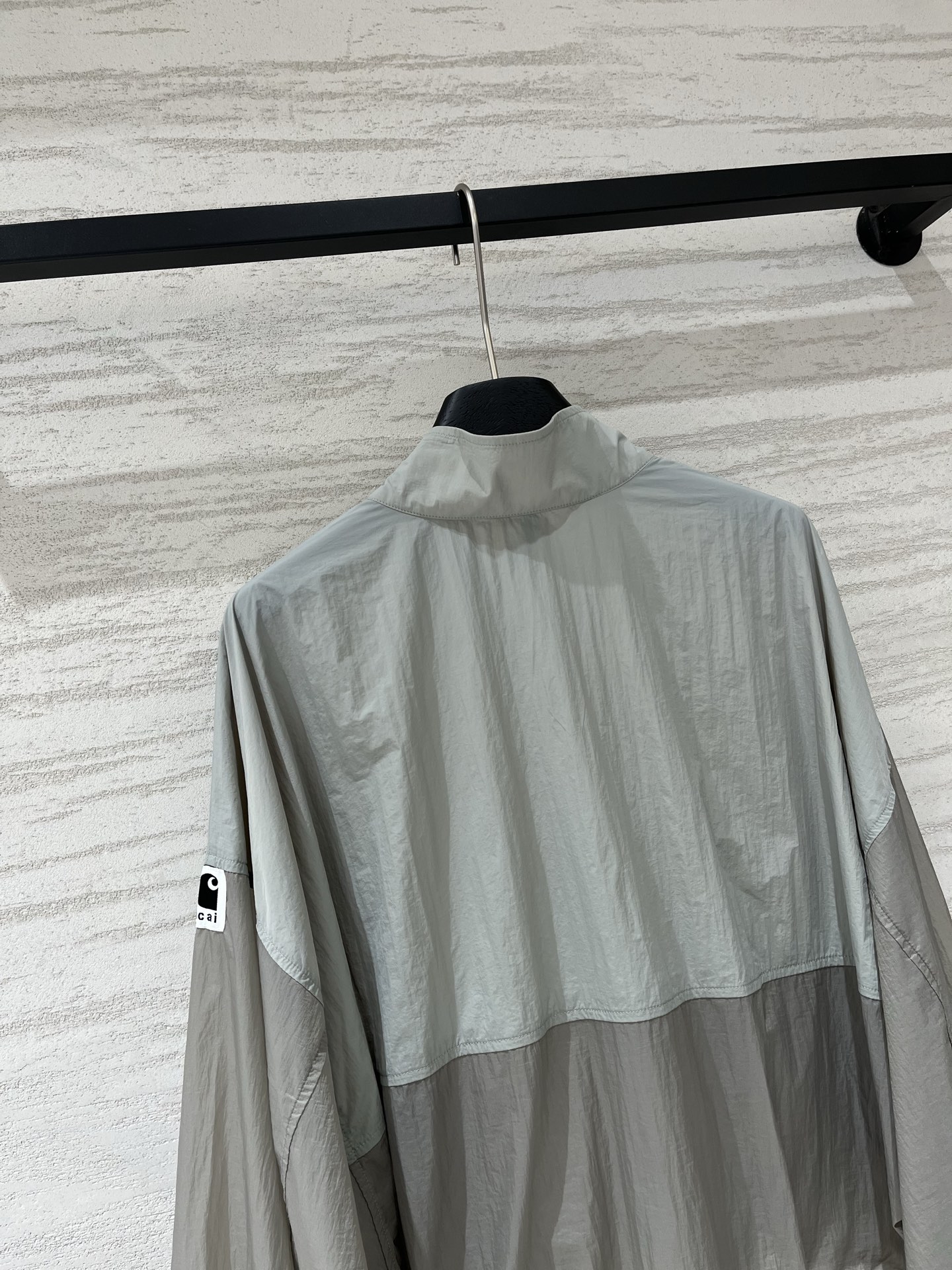 Sacai 26春夏新款 拼色高腰短款超薄防晒外套，下摆带可调节抽绳，能轻松打造高腰线，定制轻薄的尼龙面