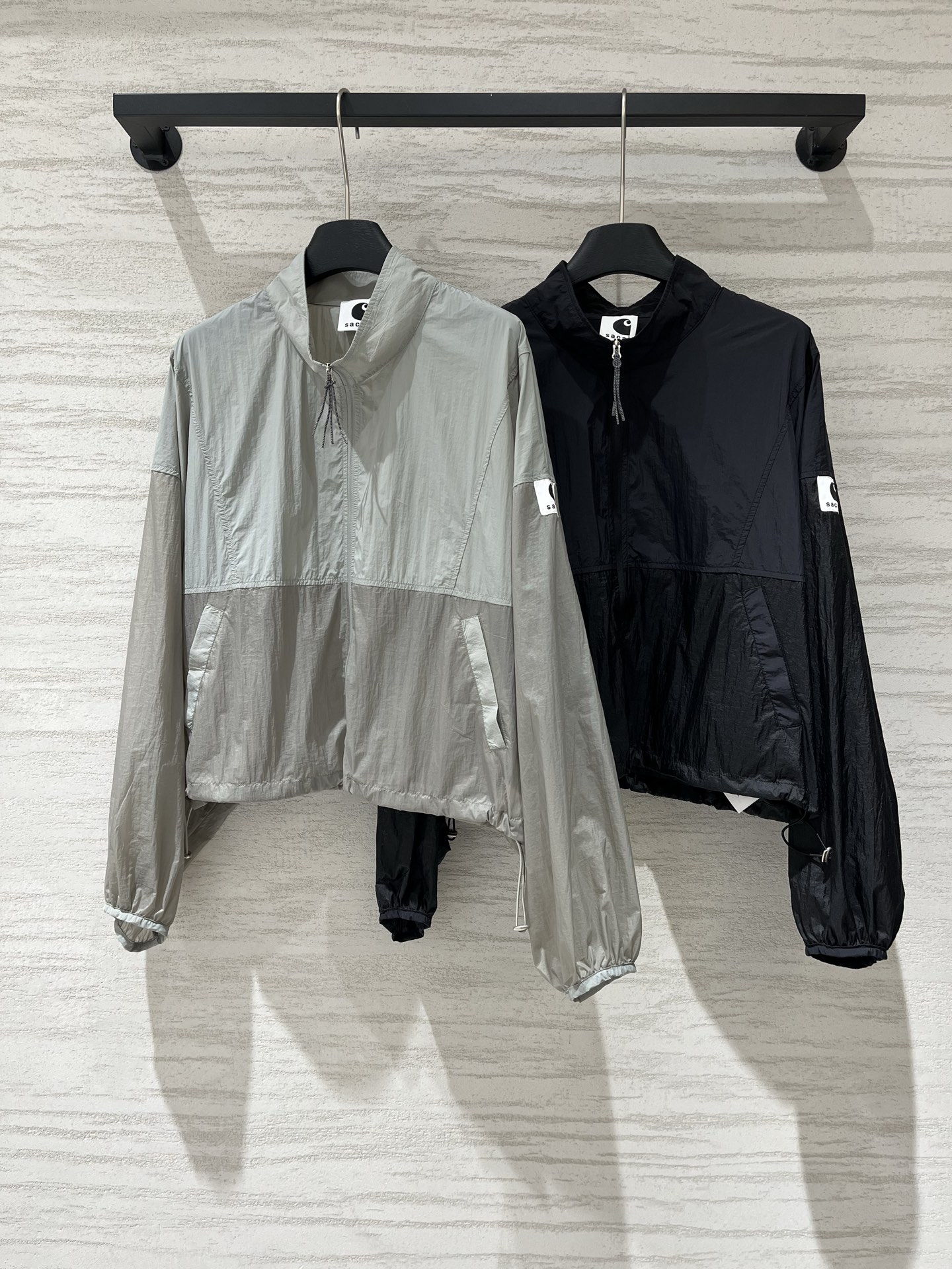 NO:925289,Sacai 26 spring and summer new style, color-blocked high-waisted short ultra-thin sun protection jacket, with adjustable drawstring at the hem, can easily create a high waistline, customized lightweight nylon fabric, breathable, sun-proof and water-repellent, suitable for daily leisure or light outdoor scenes Size SML,, jackets & coats,19860909Sacai 26春夏新款 拼色高腰短款超薄防晒外套,下摆带可调节抽绳,能轻松打造高腰线,定制轻薄的尼龙面料,具备透气与防晒防泼水特性,适合日常休闲或轻户外场景 码数SML,,jackets & coats,,Women's clothing
