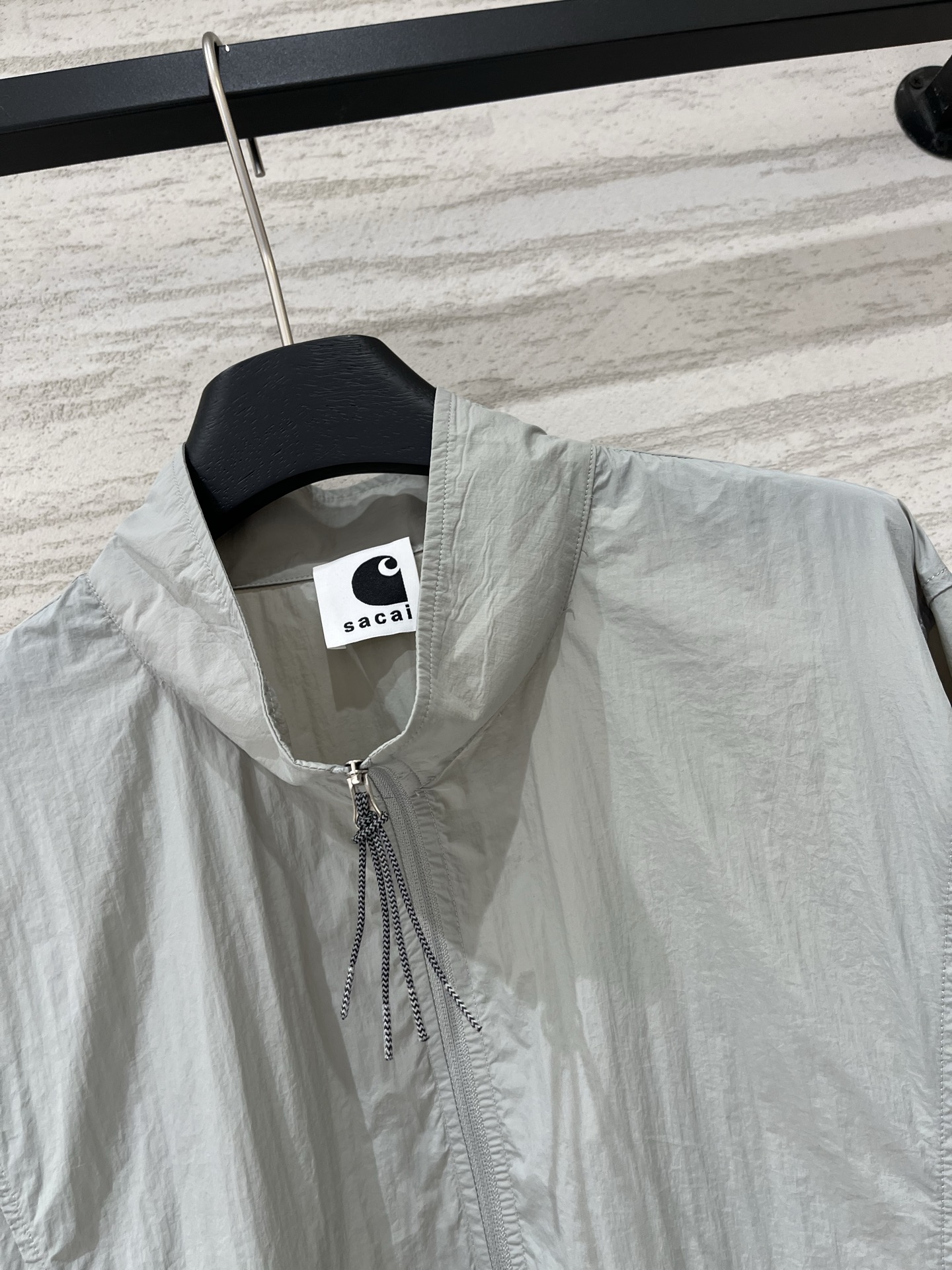 Sacai 26春夏新款 拼色高腰短款超薄防晒外套，下摆带可调节抽绳，能轻松打造高腰线，定制轻薄的尼龙面