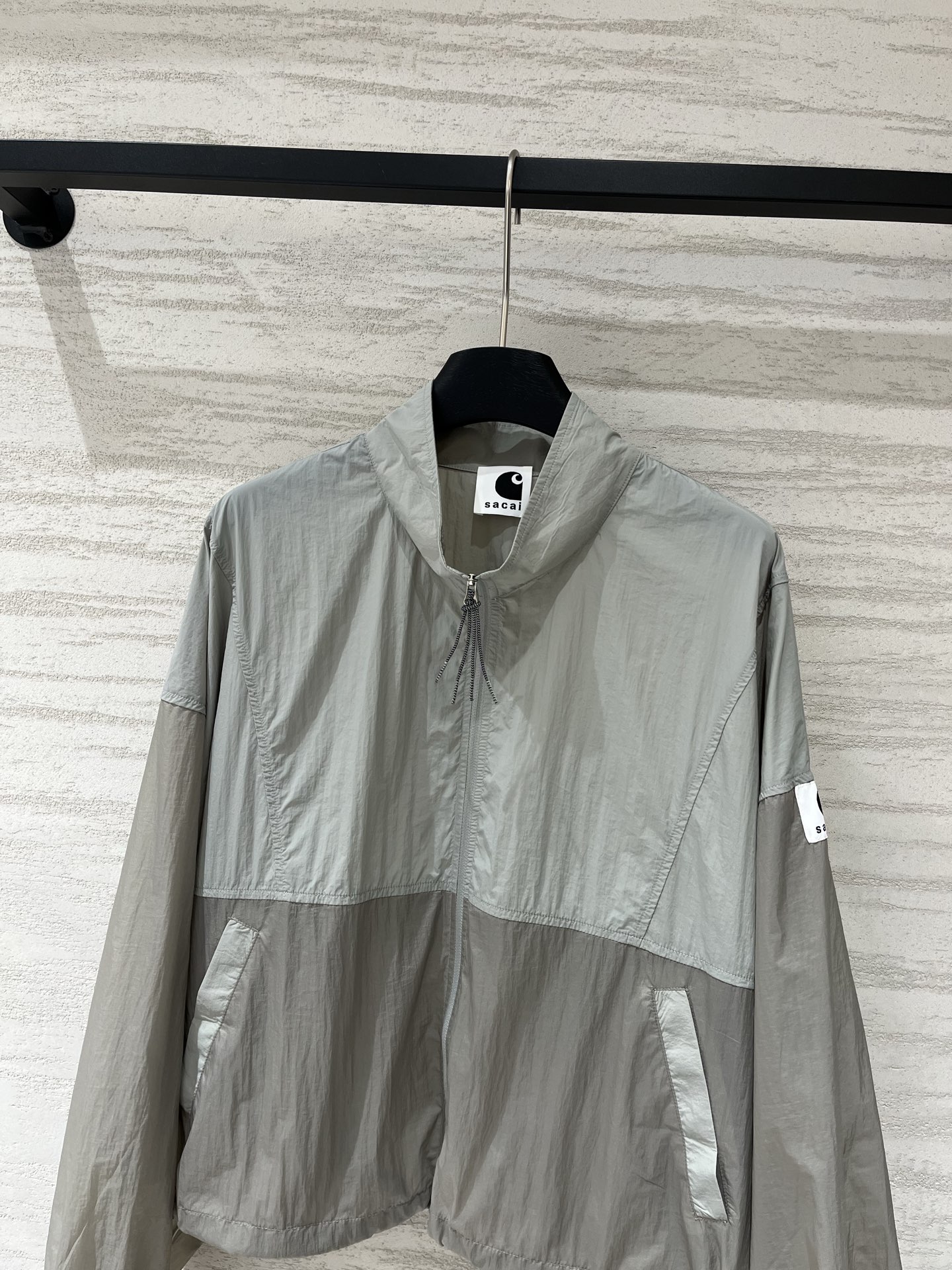 Sacai 26春夏新款 拼色高腰短款超薄防晒外套，下摆带可调节抽绳，能轻松打造高腰线，定制轻薄的尼龙面