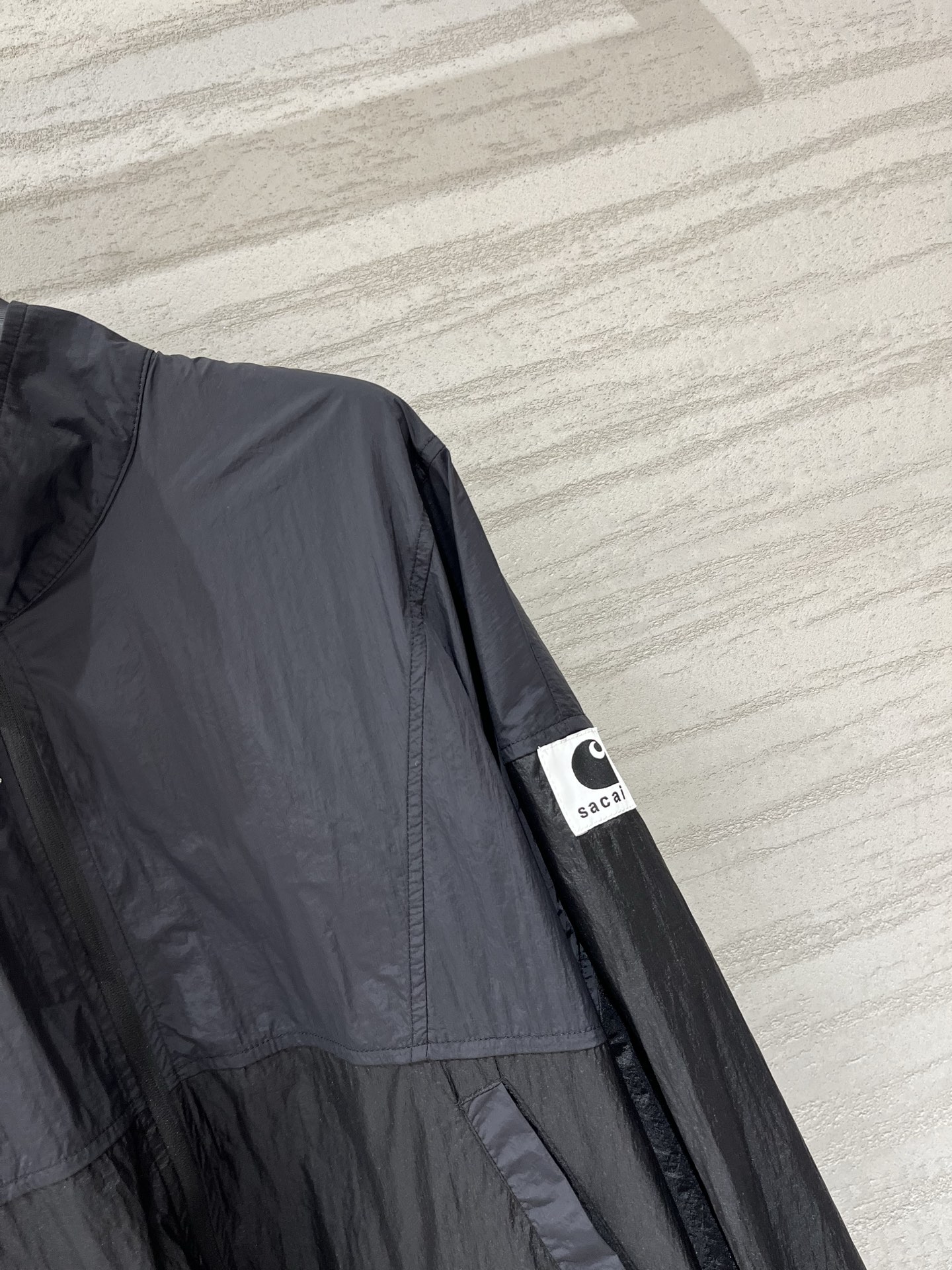 Sacai 26春夏新款 拼色高腰短款超薄防晒外套，下摆带可调节抽绳，能轻松打造高腰线，定制轻薄的尼龙面