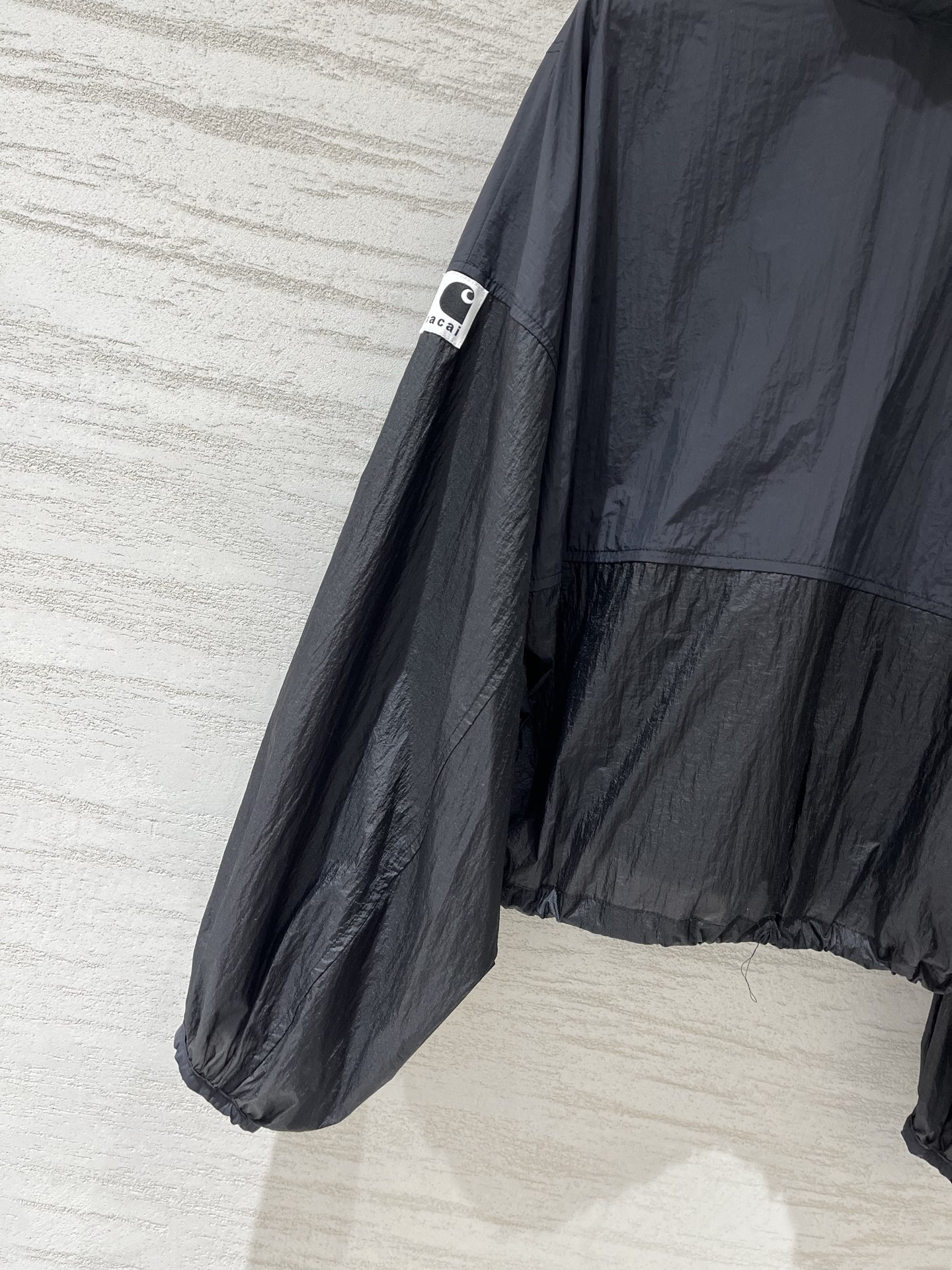 Sacai 26春夏新款 拼色高腰短款超薄防晒外套，下摆带可调节抽绳，能轻松打造高腰线，定制轻薄的尼龙面