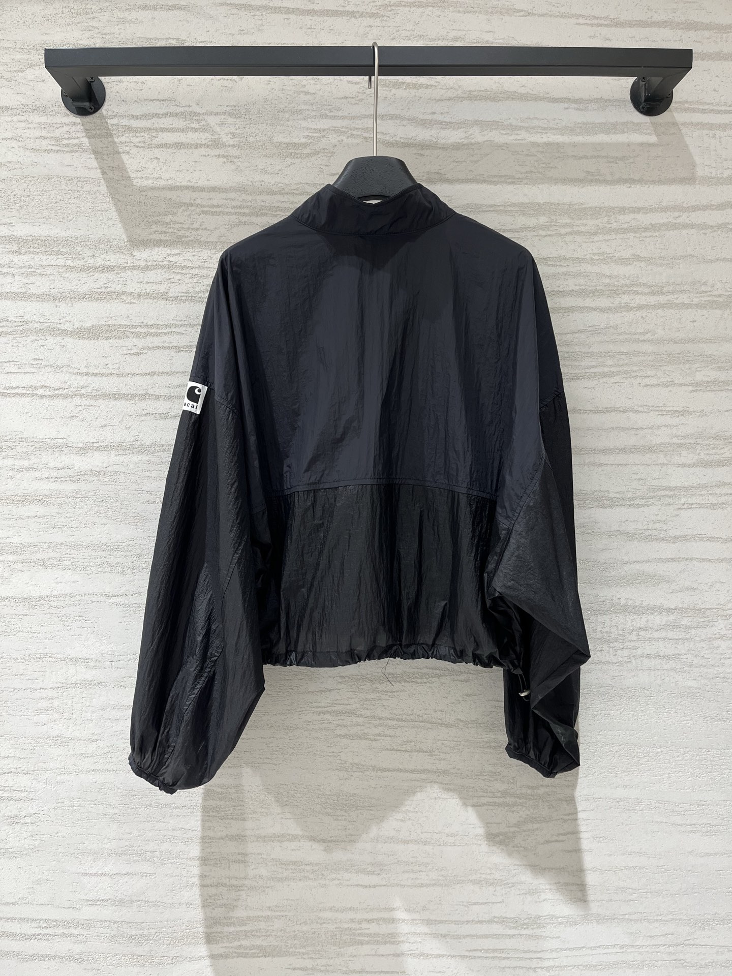Sacai 26春夏新款 拼色高腰短款超薄防晒外套，下摆带可调节抽绳，能轻松打造高腰线，定制轻薄的尼龙面