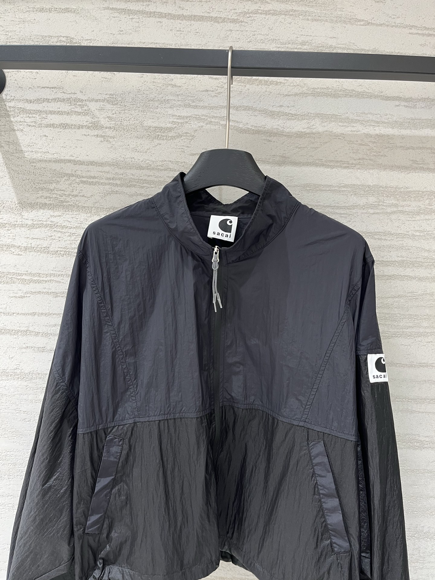 Sacai 26春夏新款 拼色高腰短款超薄防晒外套，下摆带可调节抽绳，能轻松打造高腰线，定制轻薄的尼龙面