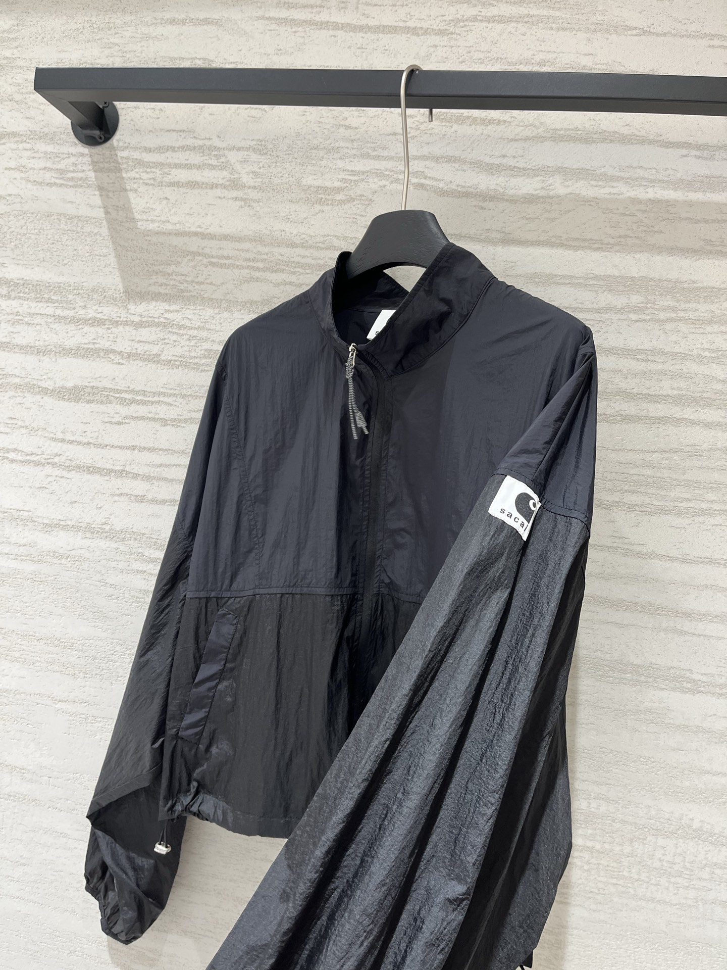 Sacai 26春夏新款 拼色高腰短款超薄防晒外套，下摆带可调节抽绳，能轻松打造高腰线，定制轻薄的尼龙面