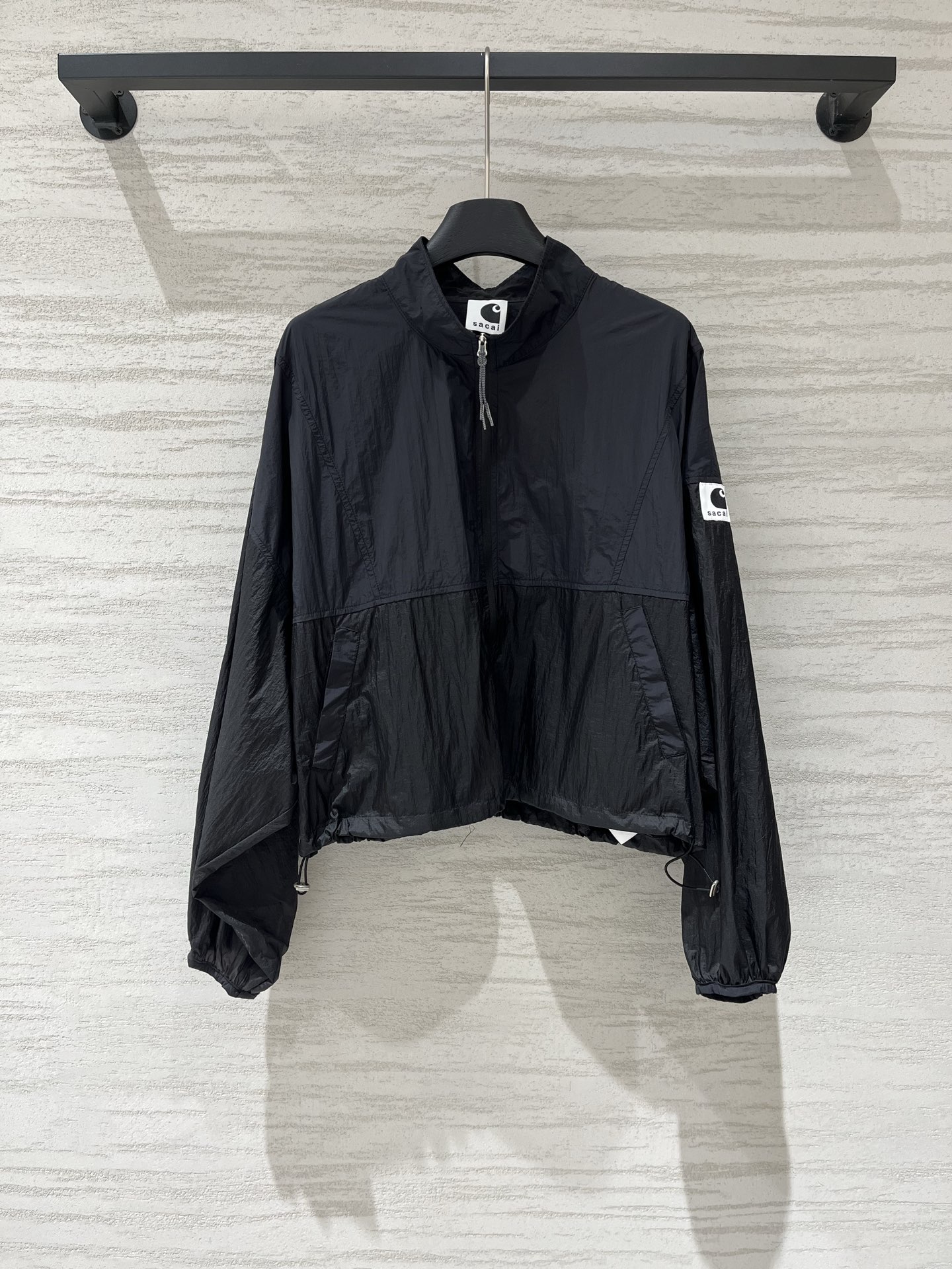 Sacai 26春夏新款 拼色高腰短款超薄防晒外套，下摆带可调节抽绳，能轻松打造高腰线，定制轻薄的尼龙面