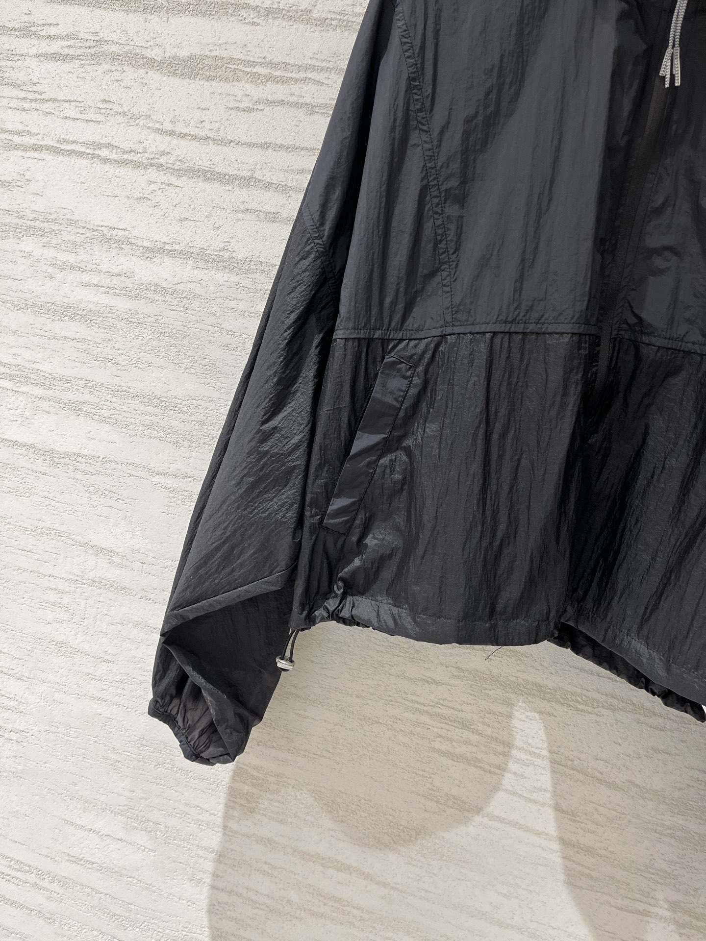 Sacai 26春夏新款 拼色高腰短款超薄防晒外套，下摆带可调节抽绳，能轻松打造高腰线，定制轻薄的尼龙面
