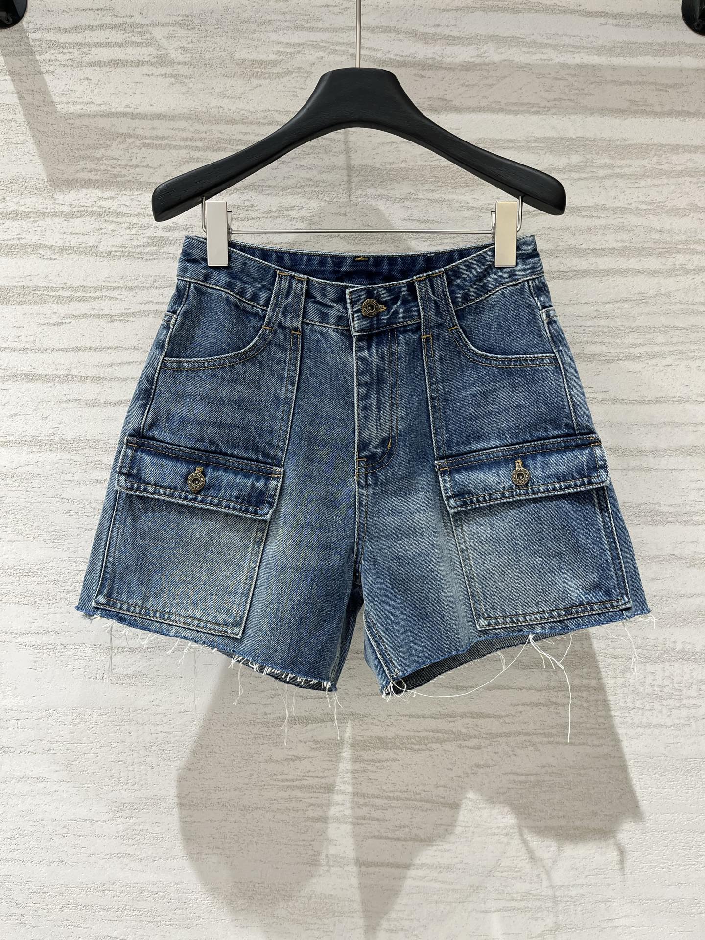 NO:925279,MIUMI* 26 new summer style  Retro workwear denim shorts｜Unlock the casual street feel, select washed denim fabrics, old and whitened craftsmanship to create a natural layering, three-dimensional workwear pocket design, both beautiful and practical, high-waisted raw edge version optimizes body proportions, modifies the crotch and thigh lines, rough raw edge details add a casual street atmosphere, loose version accommodates various leg types, and can be paired with a simple top to easily achieve the American retro accent. It is a must-have item to create a personalized summer outfit!  Code numberSML,,miumiu,shorts,19860909MIUMI* 26夏季新款 复古工装牛仔短裤｜解锁随性街头感,甄选水洗牛仔面料,做旧磨白工艺打造自然层次感,立体工装口袋设计,兼具美观与实用性,高腰毛边版型优化身材比例,修饰胯部与大腿线条,粗犷毛边细节增添随性街头气息,宽松版型包容各种腿型,搭配简约上衣轻松拿捏美式复古腔调,是打造夏日个性穿搭的刚需单品！码数SML,,miumiu,shorts,,Women's clothing