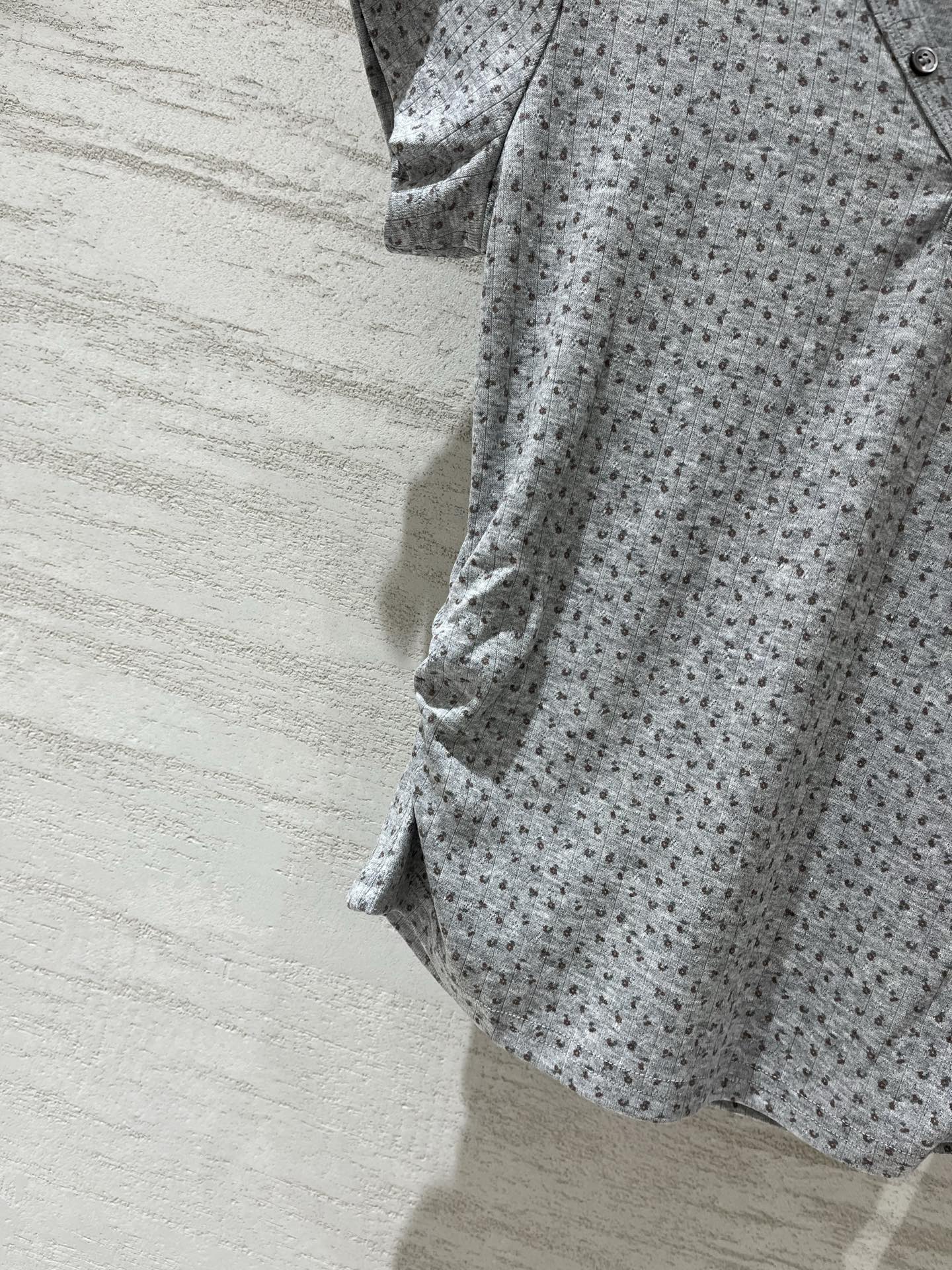 「Chloé 碎花V领收腰T恤」自带肌理感的坑条面料，软fufu的贴肤感，低饱和灰调碎花+V领亨利扣设计