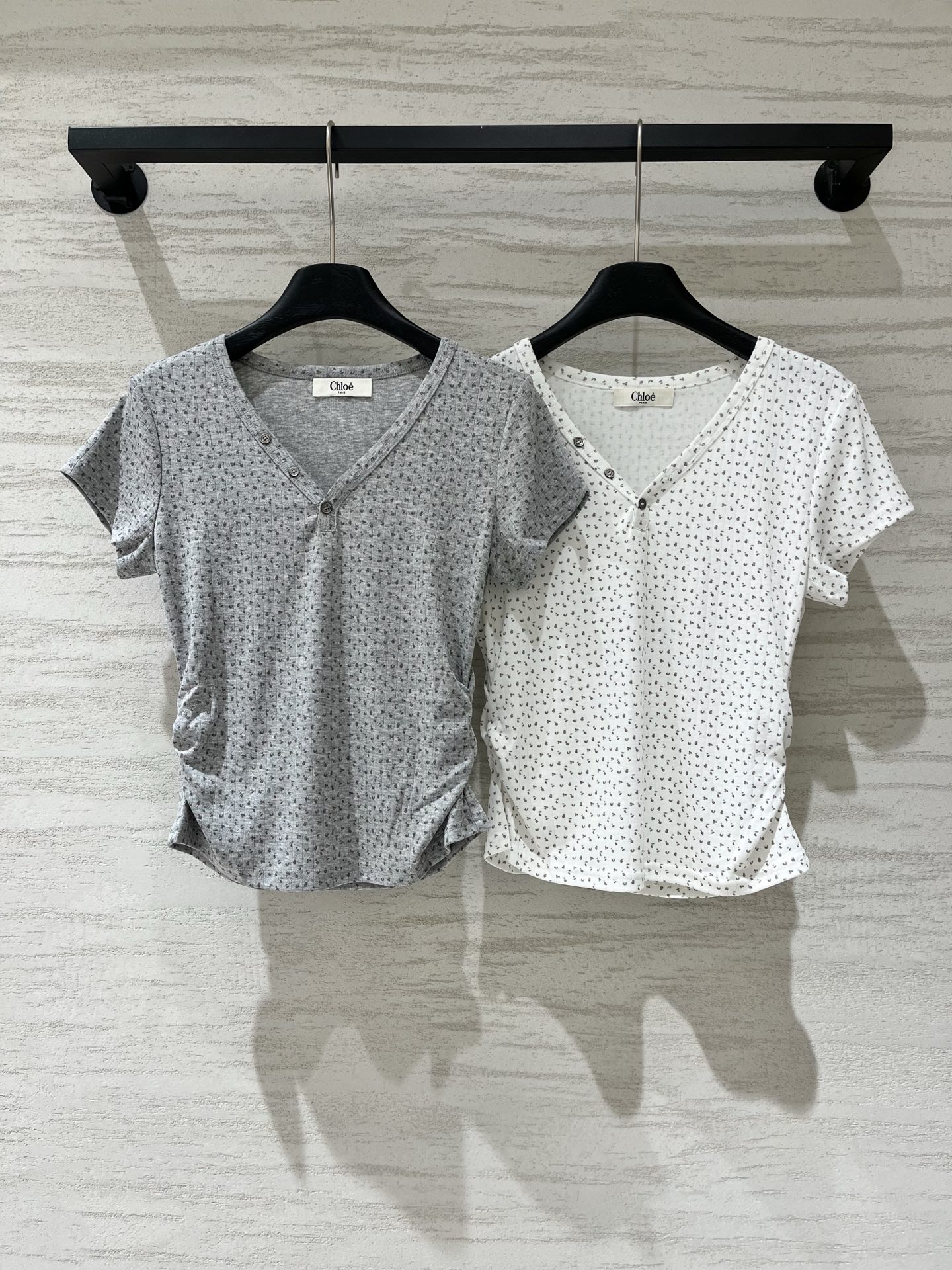 NO:925274,'Chloé Floral V-neck Waist T-shirt' Textured ribbed fabric, soft fufu skin feel, low saturation gray tone floral + V-neck Henry button design, side pleats to gather the waist, quietly pinch out the waistline, short style with just the right proportions, gentle and elegant when paired with jeans/suit pants, low-key and tasteful. Two-color SM, chloe, tees, t-shirt, business suit,19860909「Chloé 碎花V领收腰T恤」 自带肌理感的坑条面料,软fufu的贴肤感,低饱和灰调碎花+V领亨利扣设计,侧边捏褶收腰,悄悄掐出腰线,短款比例刚好,搭牛仔/西装裤都温柔又显气质,低调且有品味 两色SM,,chloe,tees，t-shirt,business suit,,Women's clothing