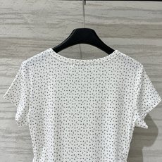 「Chloé 碎花V领收腰T恤」自带肌理感的坑条面料,软fufu的贴肤感,低饱和灰调碎花+V领亨利扣设计 「Chloé 碎花V领收腰T恤」自带肌理感的坑条面料,软fufu的贴肤感,低饱和灰调碎花+V领亨利扣设计