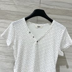 「Chloé 碎花V领收腰T恤」自带肌理感的坑条面料,软fufu的贴肤感,低饱和灰调碎花+V领亨利扣设计 「Chloé 碎花V领收腰T恤」自带肌理感的坑条面料,软fufu的贴肤感,低饱和灰调碎花+V领亨利扣设计