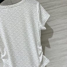 「Chloé 碎花V领收腰T恤」自带肌理感的坑条面料,软fufu的贴肤感,低饱和灰调碎花+V领亨利扣设计 「Chloé 碎花V领收腰T恤」自带肌理感的坑条面料,软fufu的贴肤感,低饱和灰调碎花+V领亨利扣设计