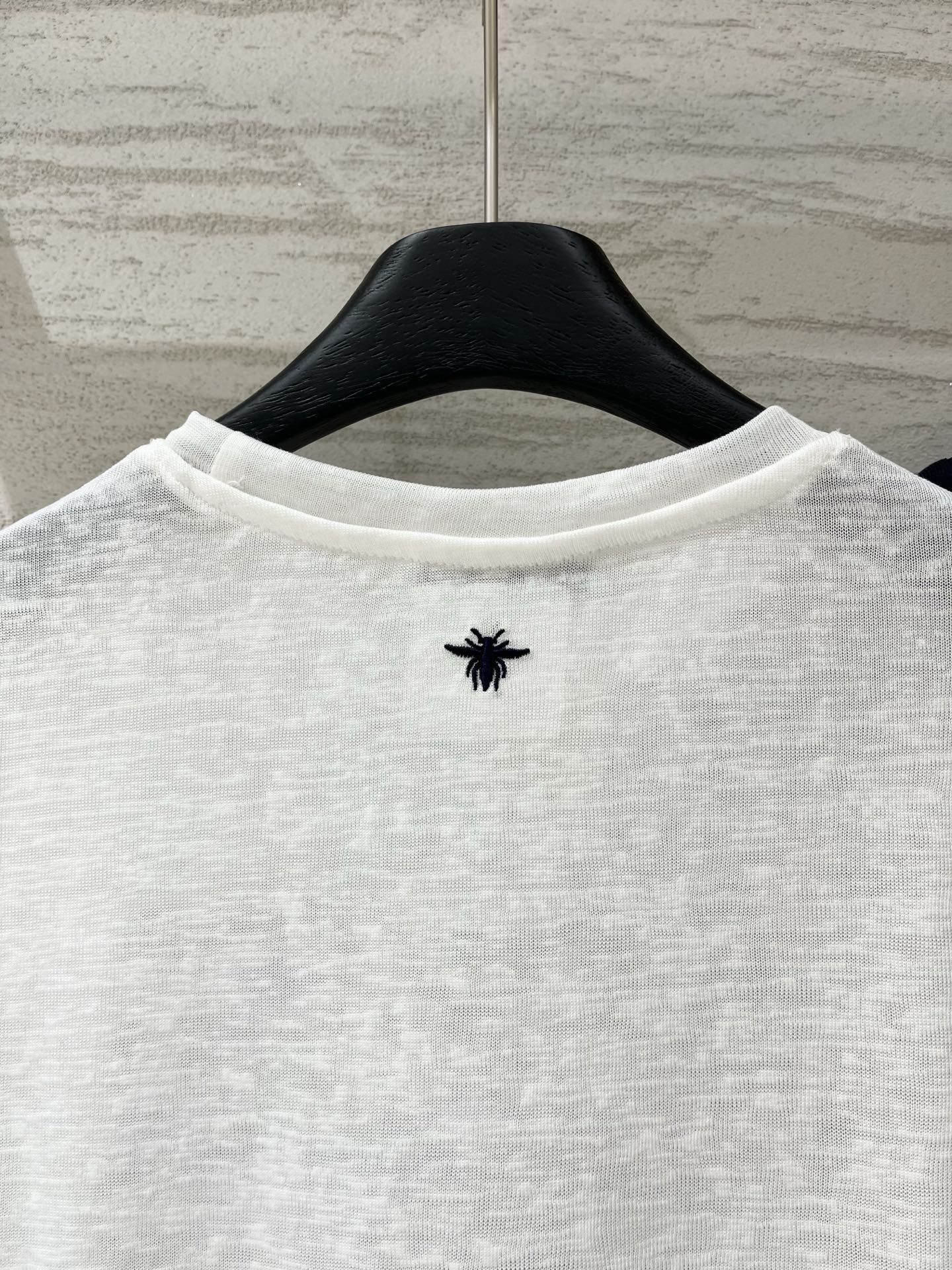 「Dior 26夏季新款 绣花丛林Logo短袖T恤」针织棉面料，经典圆领常规版，背后刺绣小蜜蜂设计，通勤
