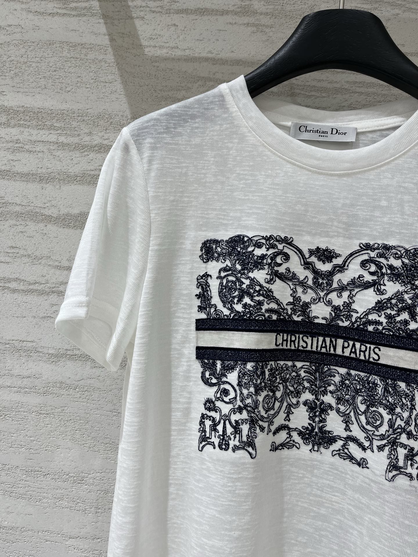 「Dior 26夏季新款 绣花丛林Logo短袖T恤」针织棉面料，经典圆领常规版，背后刺绣小蜜蜂设计，通勤