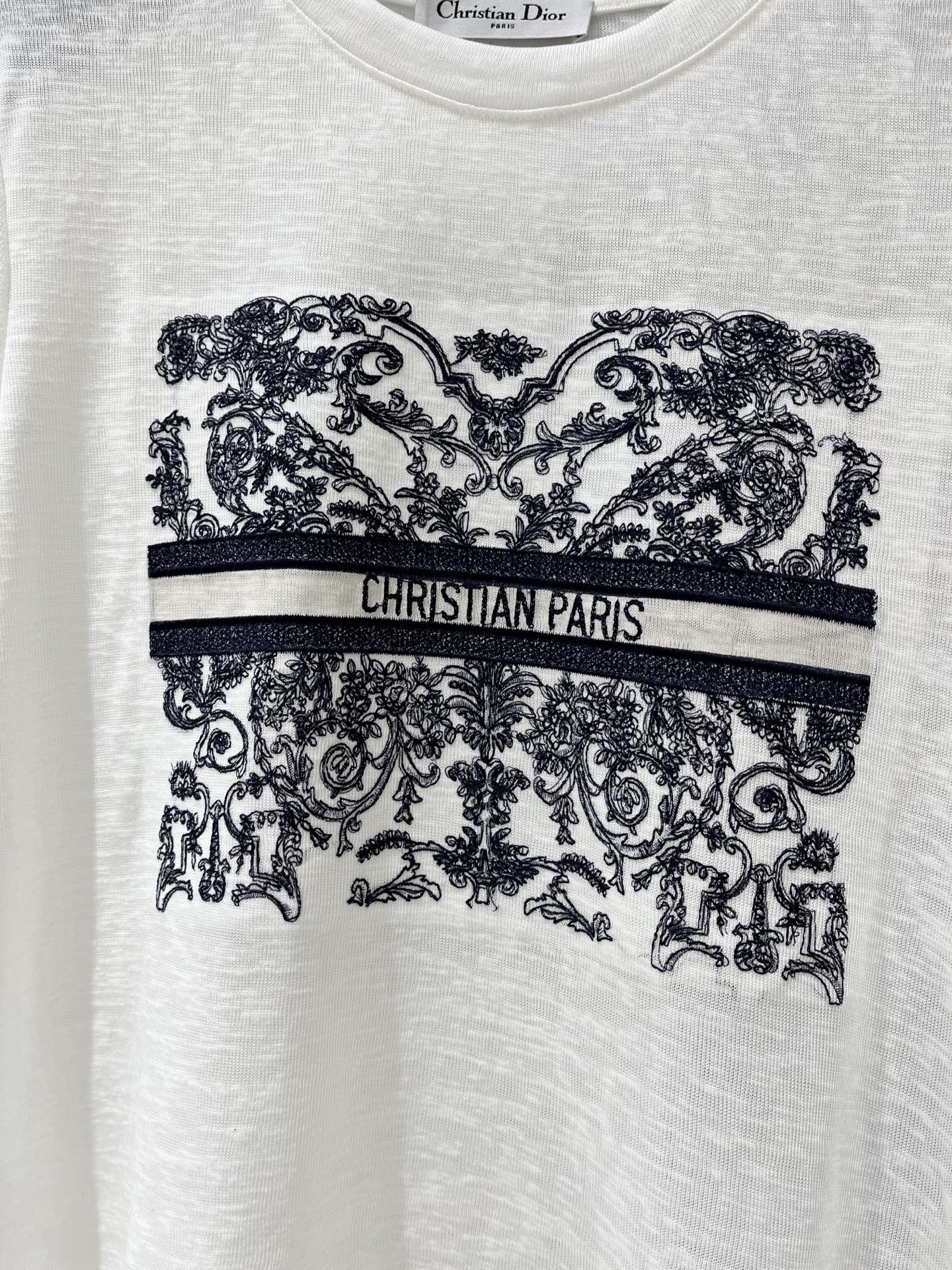 「Dior 26夏季新款 绣花丛林Logo短袖T恤」针织棉面料，经典圆领常规版，背后刺绣小蜜蜂设计，通勤