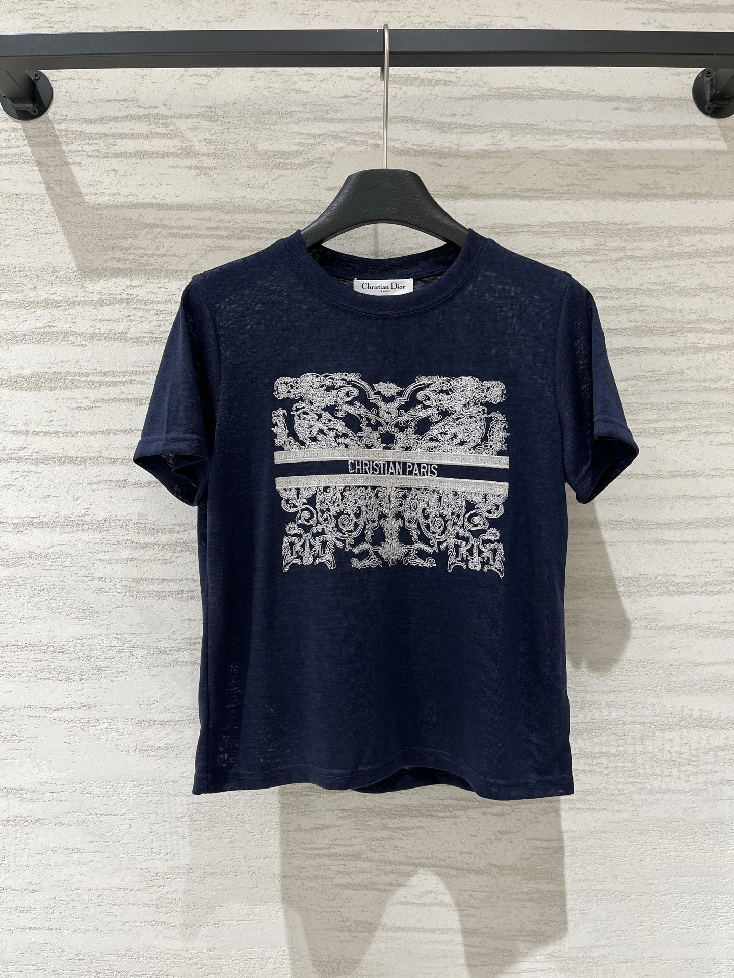 「Dior 26夏季新款 绣花丛林Logo短袖T恤」针织棉面料，经典圆领常规版，背后刺绣小蜜蜂设计，通勤