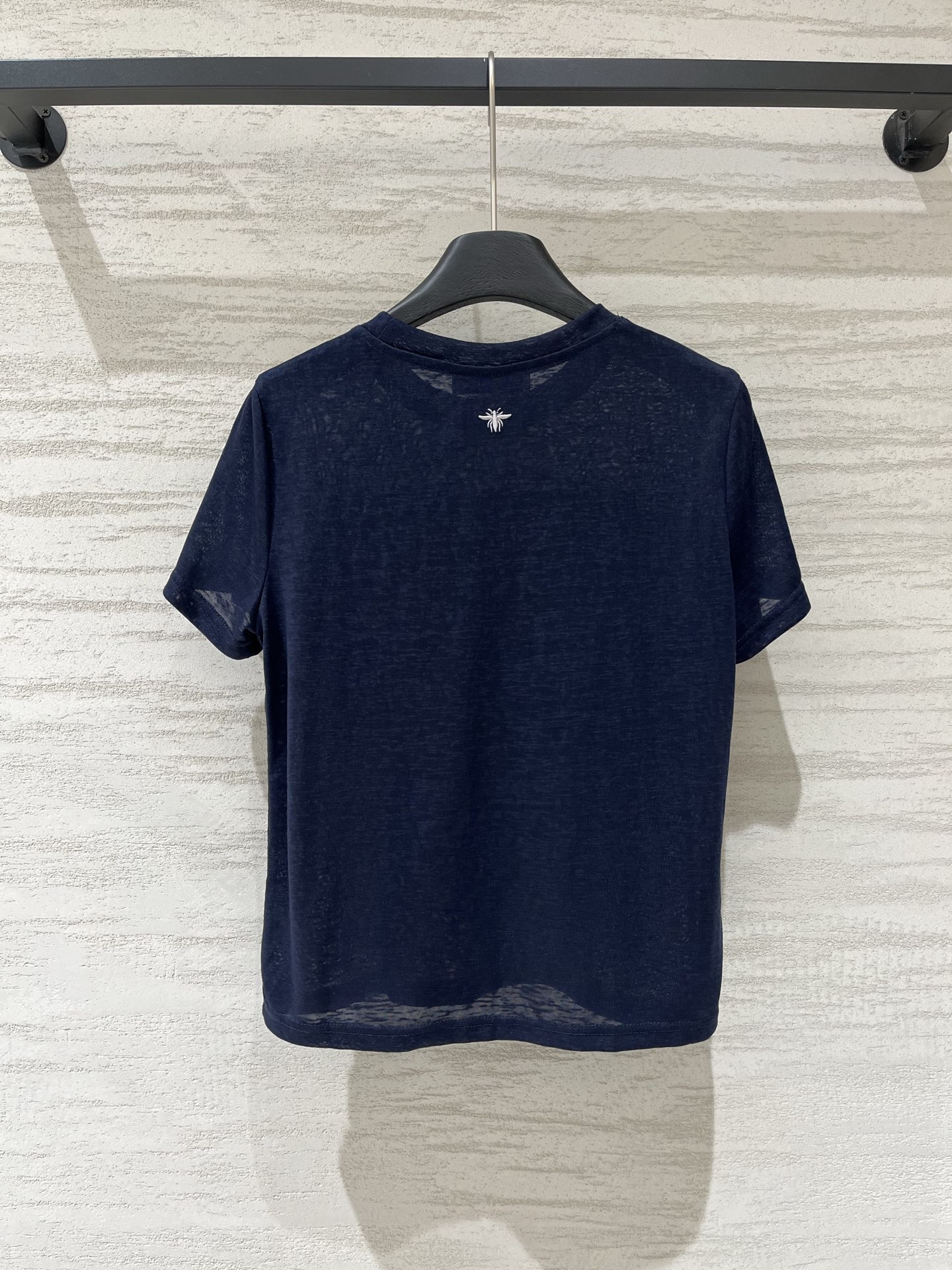 「Dior 26夏季新款 绣花丛林Logo短袖T恤」针织棉面料，经典圆领常规版，背后刺绣小蜜蜂设计，通勤