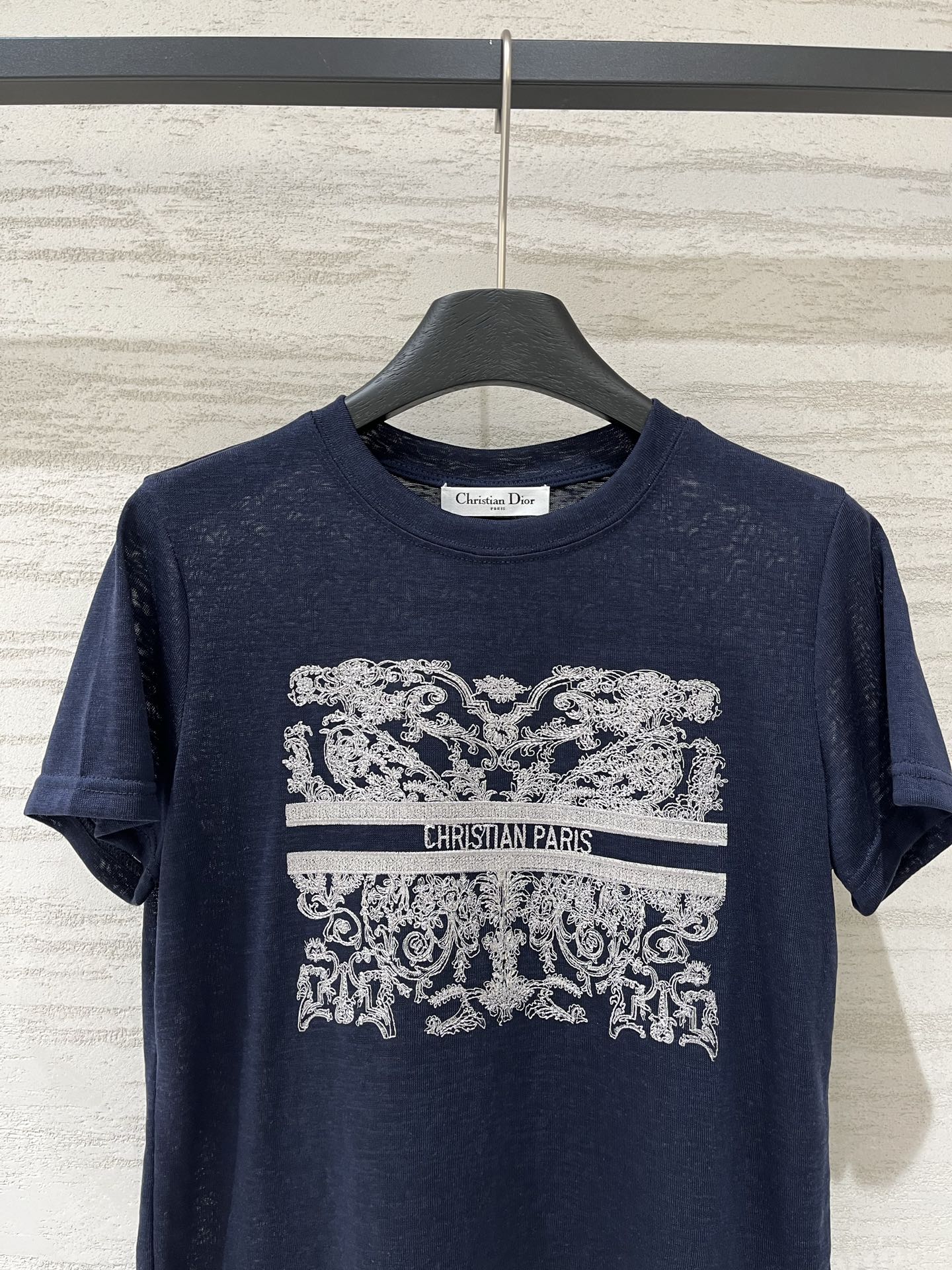 「Dior 26夏季新款 绣花丛林Logo短袖T恤」针织棉面料，经典圆领常规版，背后刺绣小蜜蜂设计，通勤