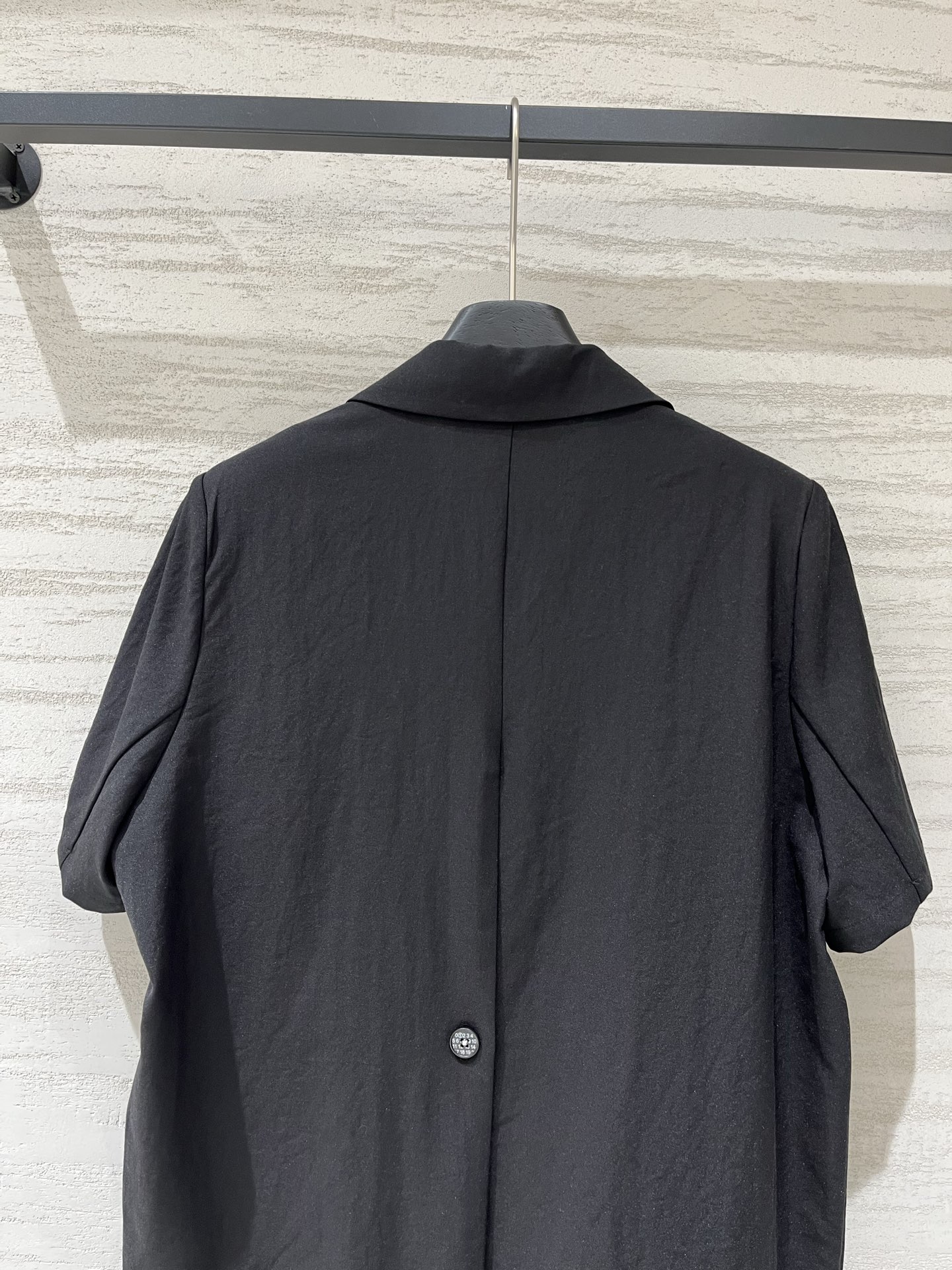 MM6 26夏季新款 一粒数字扣短袖西服外套，廓形西装，利落又慵懒，正面、背面都是单扣（数字🔢扣）设计，
