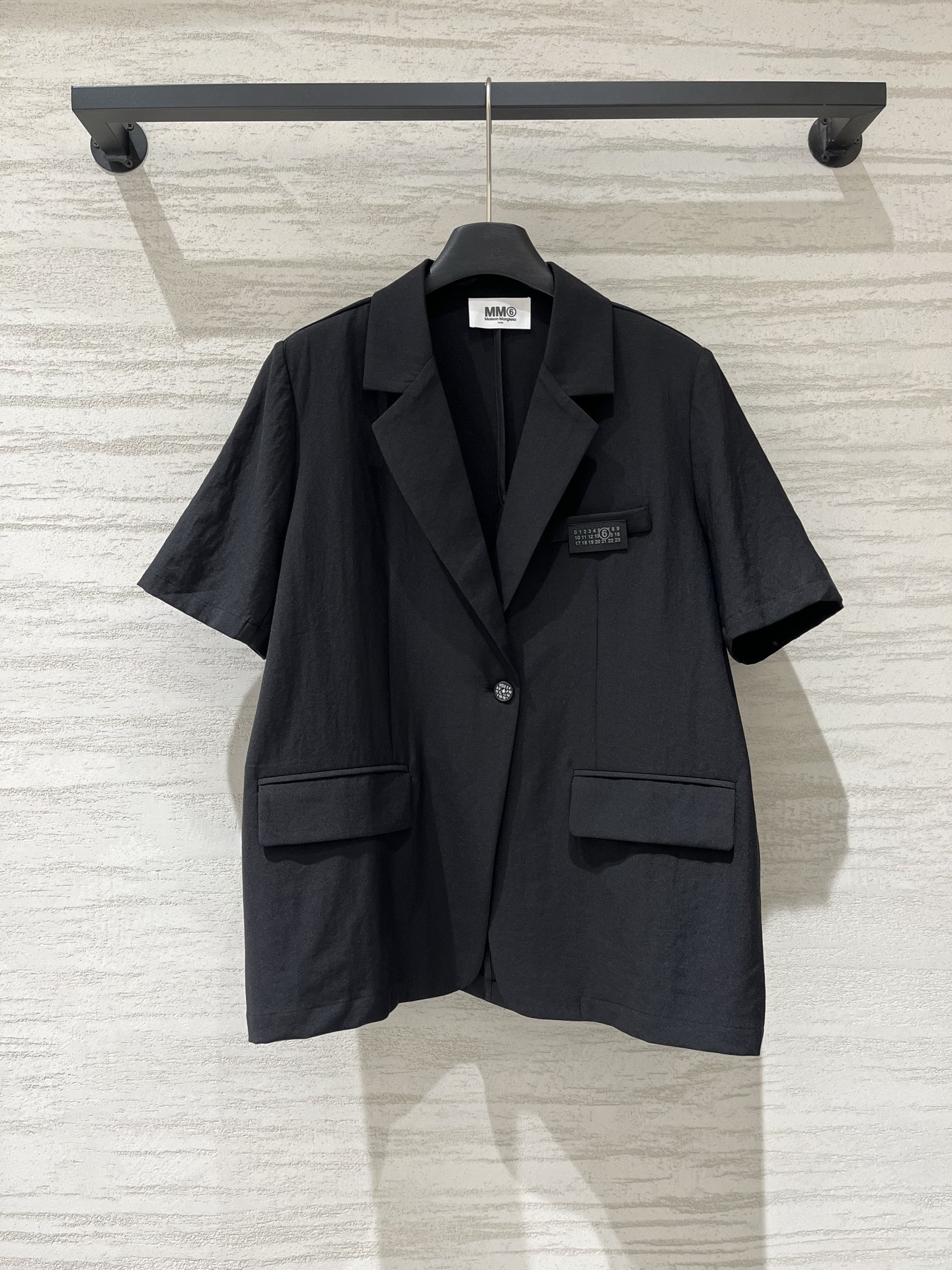 MM6 26夏季新款 一粒数字扣短袖西服外套，廓形西装，利落又慵懒，正面、背面都是单扣（数字🔢扣）设计，