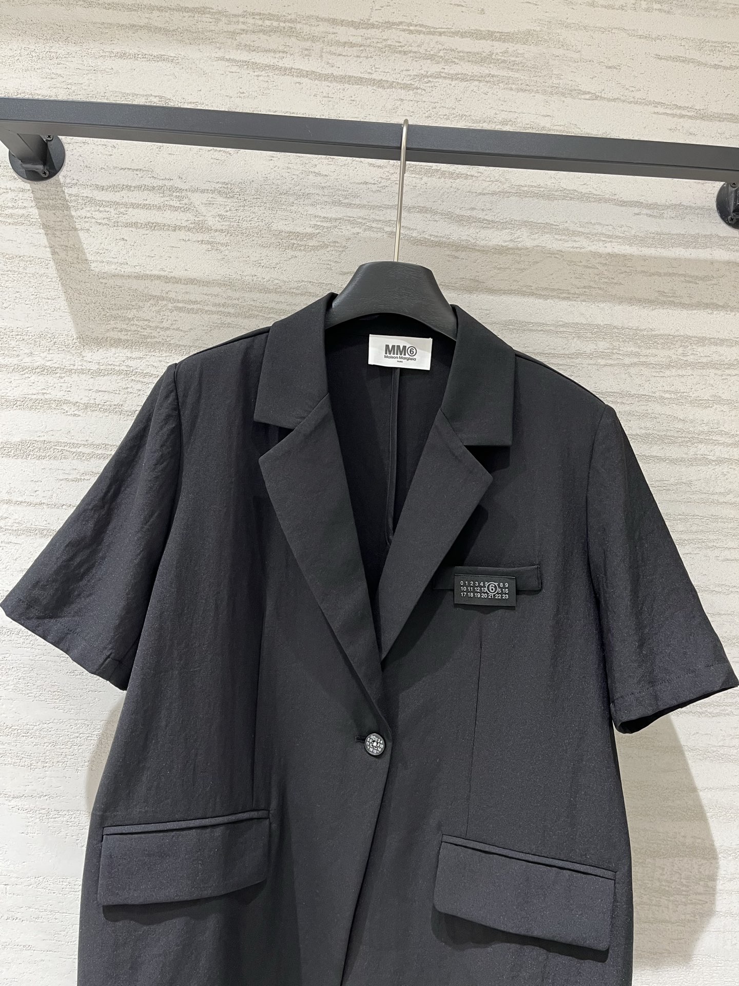 MM6 26夏季新款 一粒数字扣短袖西服外套，廓形西装，利落又慵懒，正面、背面都是单扣（数字🔢扣）设计，
