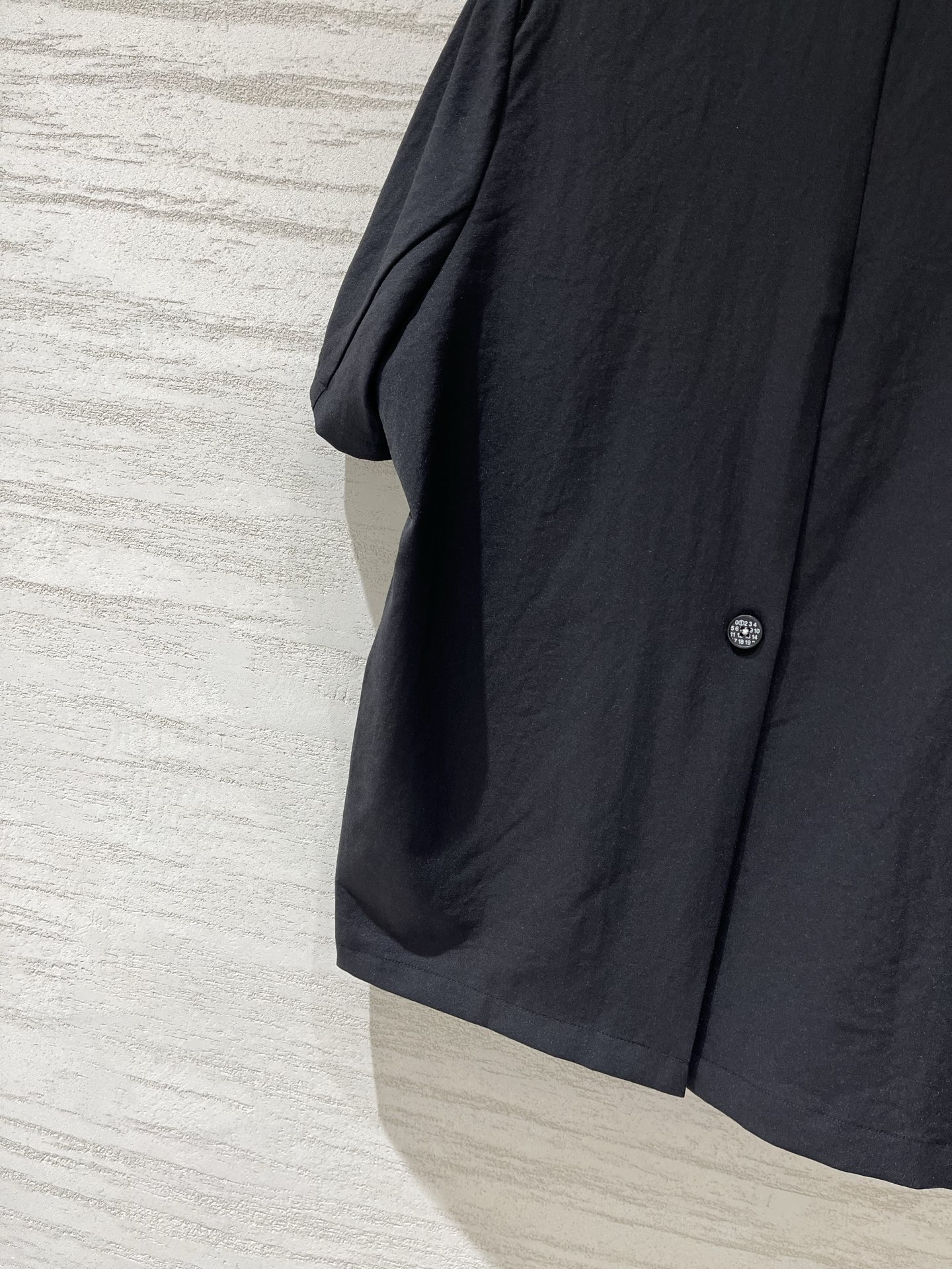 MM6 26夏季新款 一粒数字扣短袖西服外套，廓形西装，利落又慵懒，正面、背面都是单扣（数字🔢扣）设计，