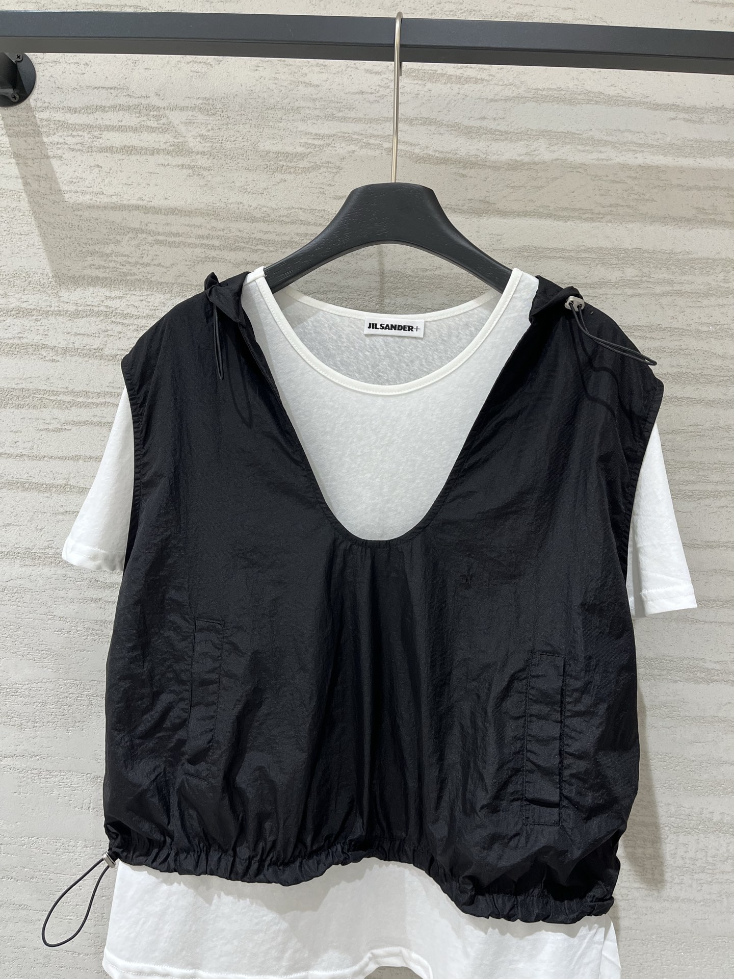 JILSANDER+ 假两件抽绳连帽上衣 松弛感天花板，外层皱感尼龙罩衫，可调节连帽V领+下摆抽绳，内搭