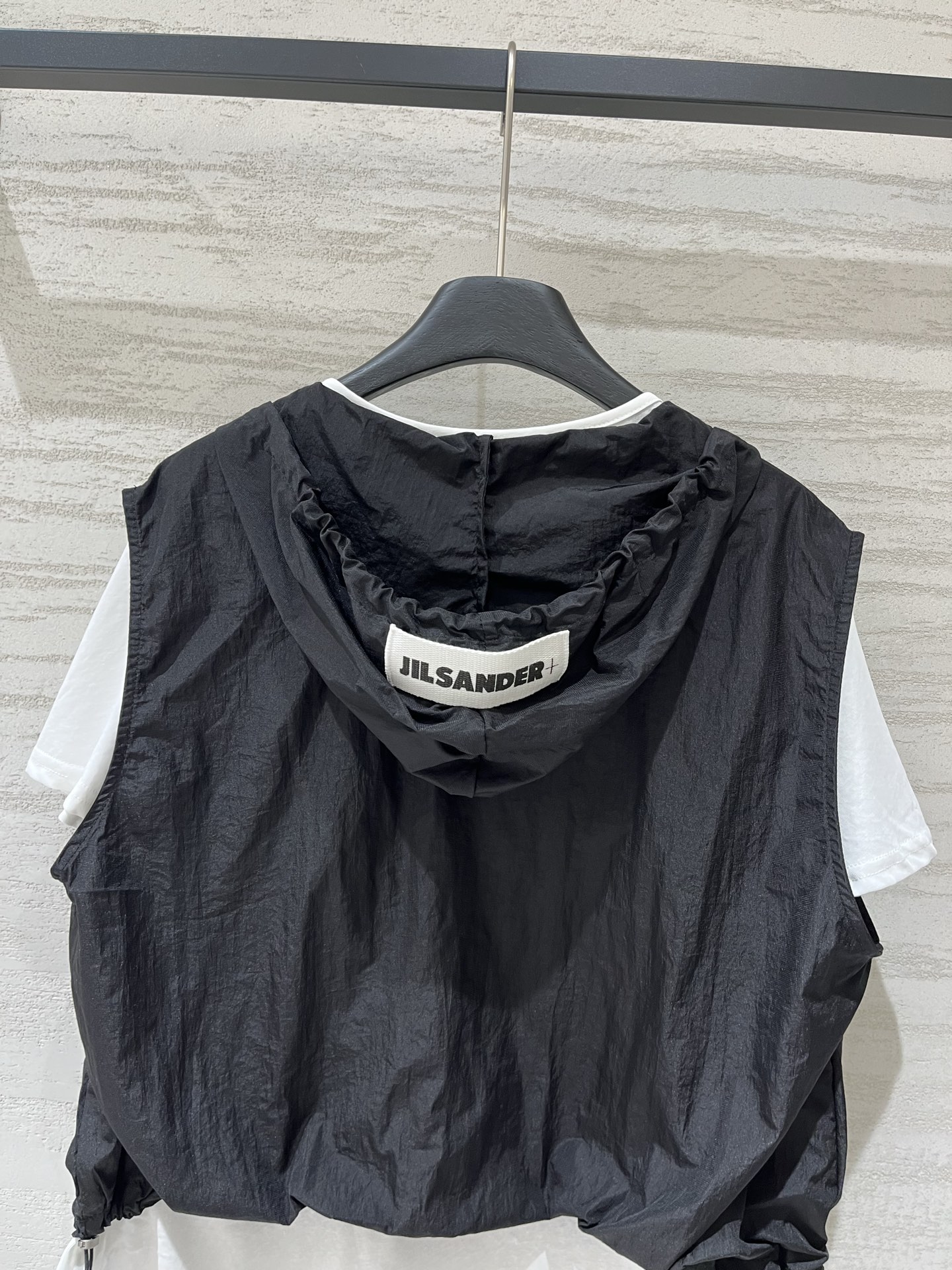 JILSANDER+ 假两件抽绳连帽上衣 松弛感天花板，外层皱感尼龙罩衫，可调节连帽V领+下摆抽绳，内搭
