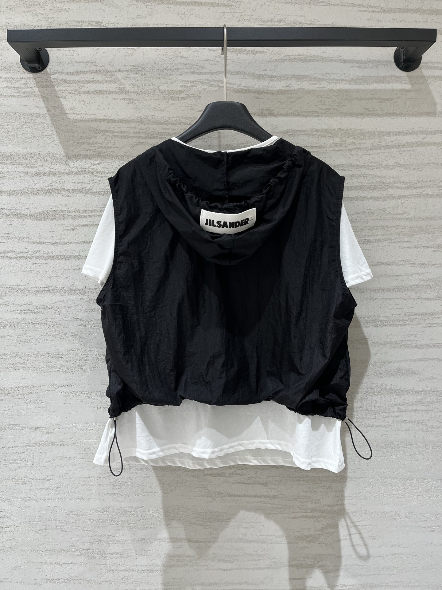 JILSANDER+ 假两件抽绳连帽上衣 松弛感天花板，外层皱感尼龙罩衫，可调节连帽V领+下摆抽绳，内搭