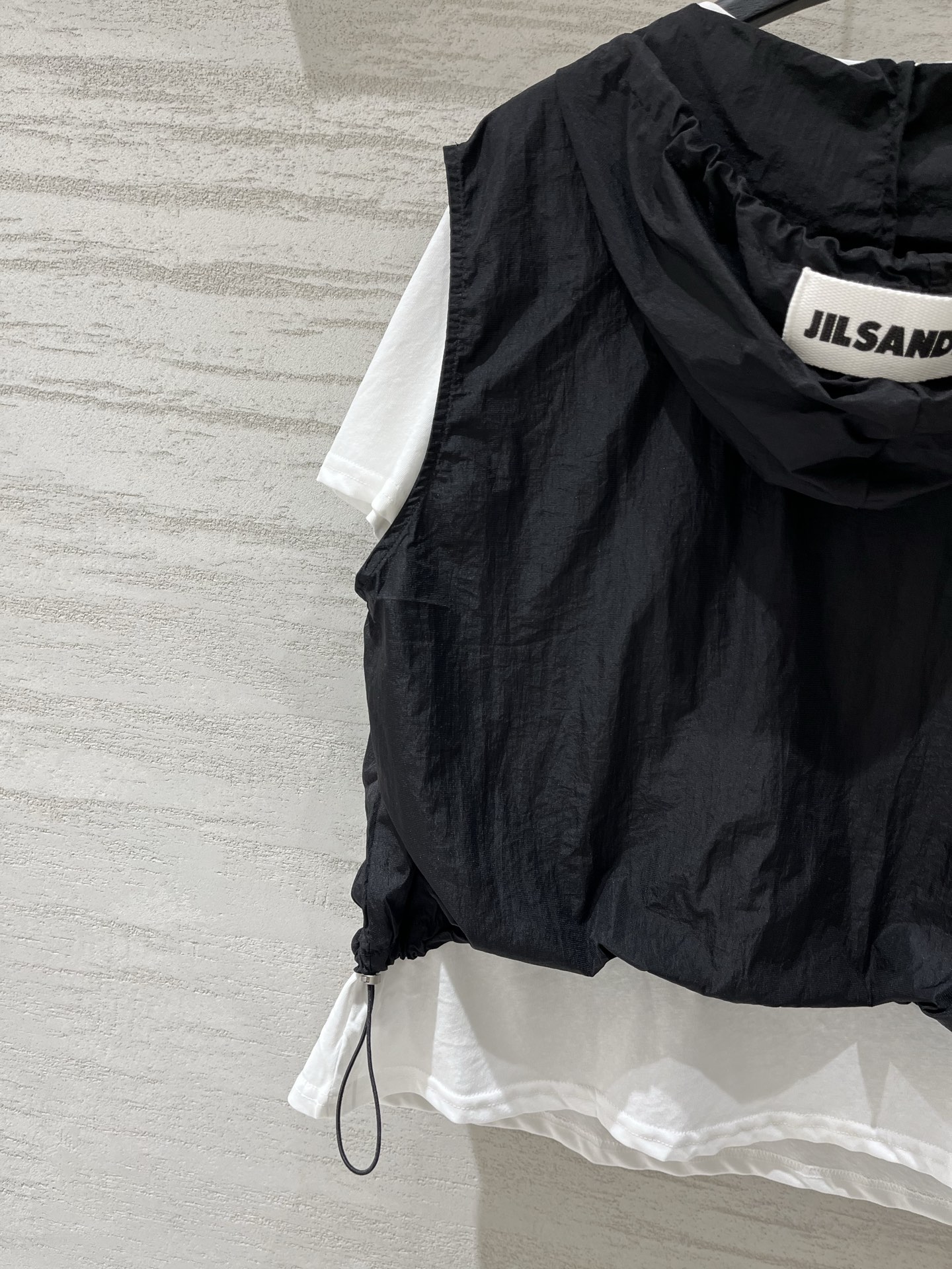 JILSANDER+ 假两件抽绳连帽上衣 松弛感天花板，外层皱感尼龙罩衫，可调节连帽V领+下摆抽绳，内搭