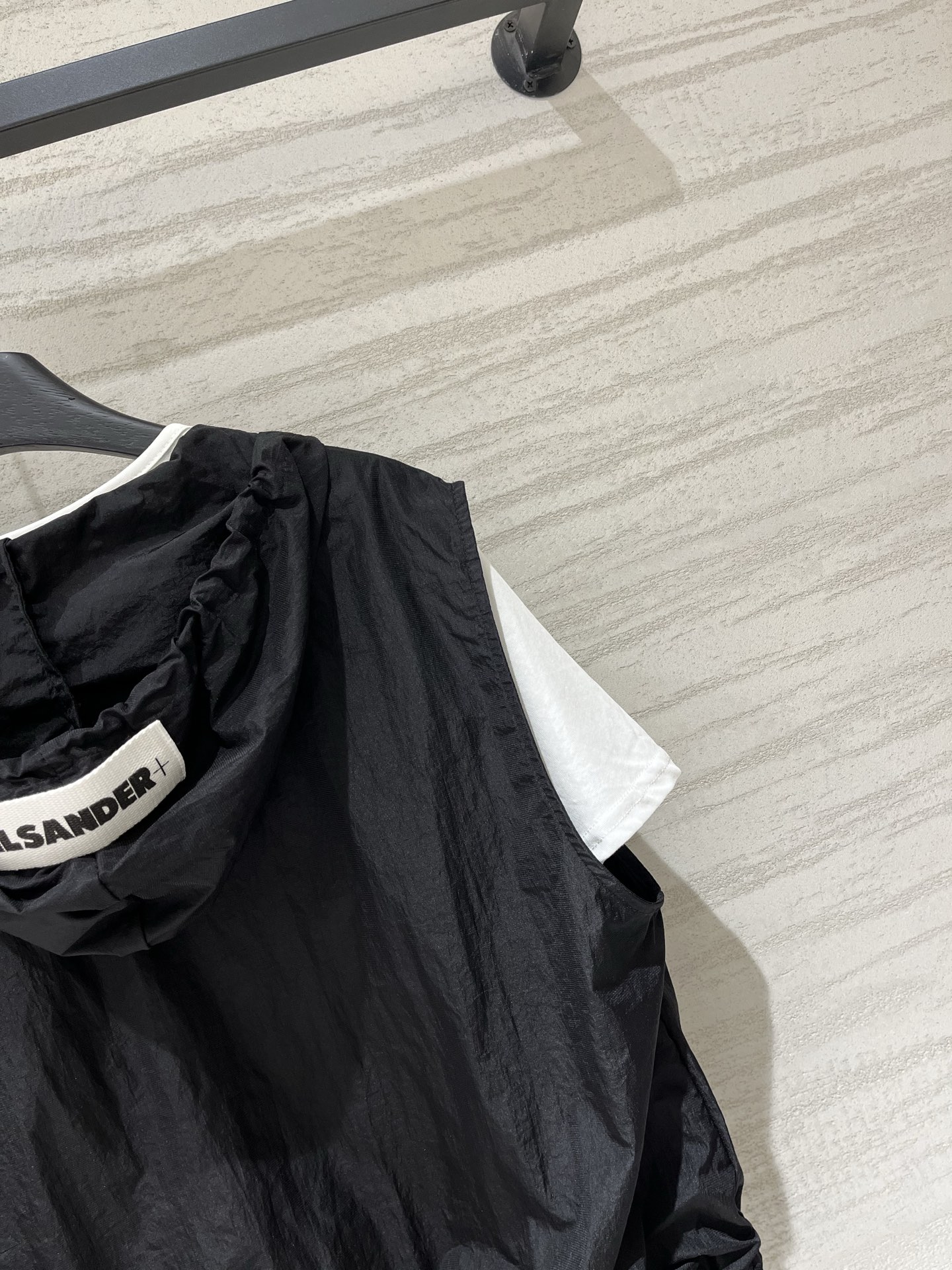 JILSANDER+ 假两件抽绳连帽上衣 松弛感天花板，外层皱感尼龙罩衫，可调节连帽V领+下摆抽绳，内搭