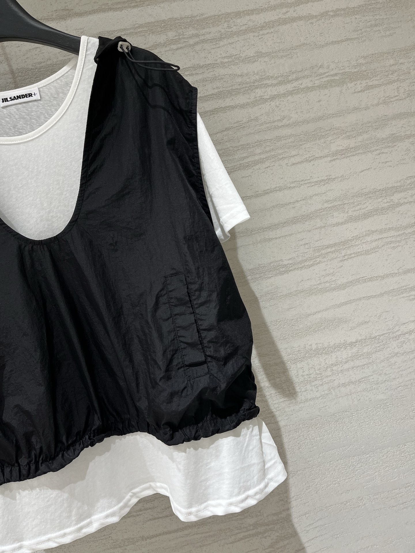 JILSANDER+ 假两件抽绳连帽上衣 松弛感天花板，外层皱感尼龙罩衫，可调节连帽V领+下摆抽绳，内搭