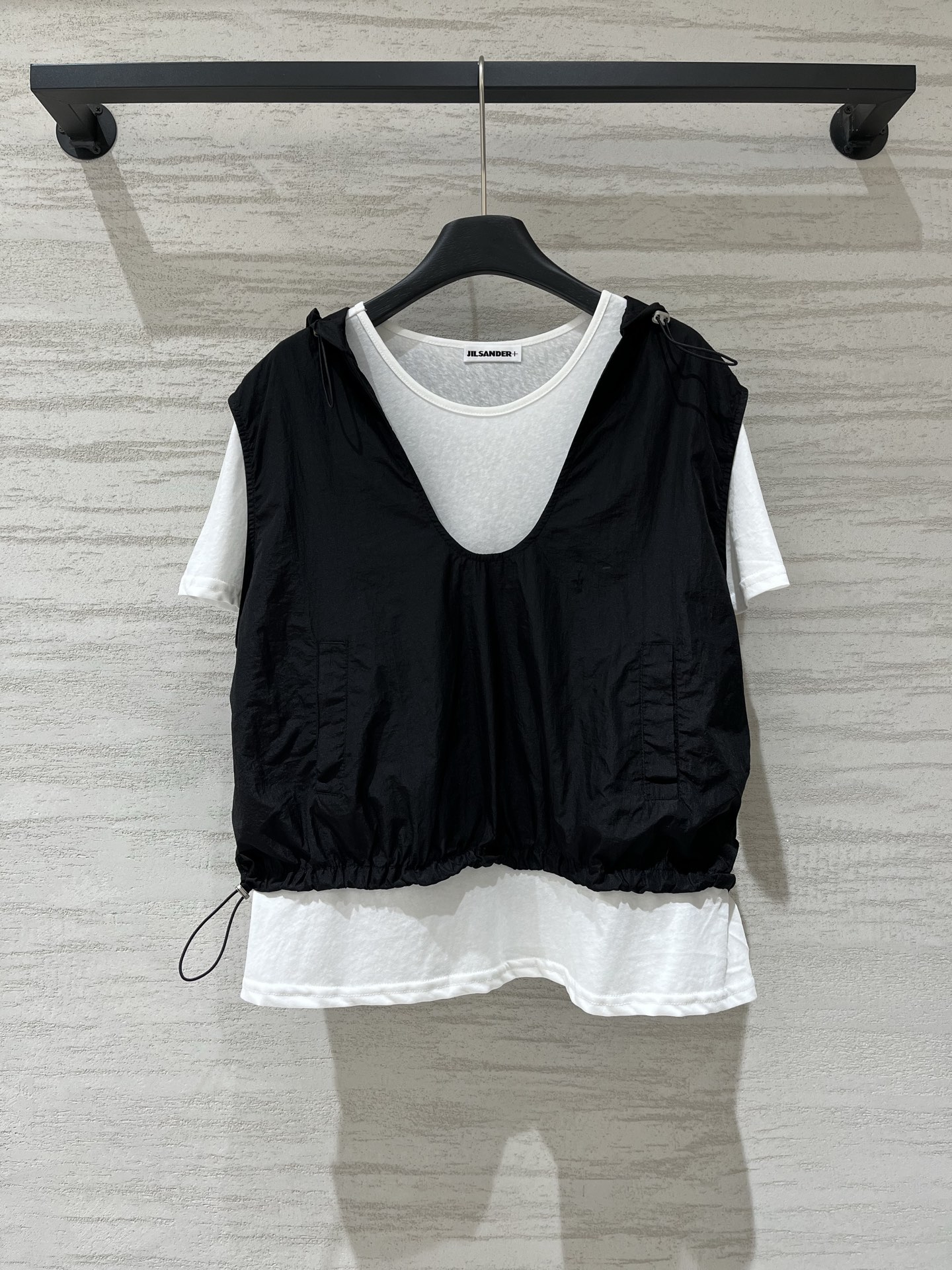 JILSANDER+ 假两件抽绳连帽上衣 松弛感天花板，外层皱感尼龙罩衫，可调节连帽V领+下摆抽绳，内搭