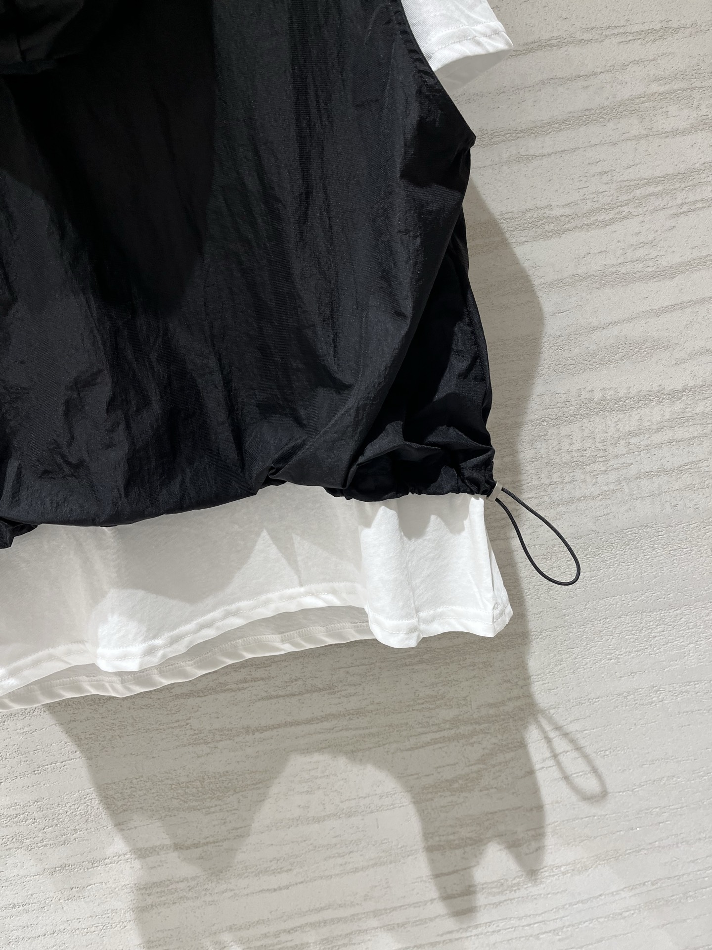 JILSANDER+ 假两件抽绳连帽上衣 松弛感天花板，外层皱感尼龙罩衫，可调节连帽V领+下摆抽绳，内搭