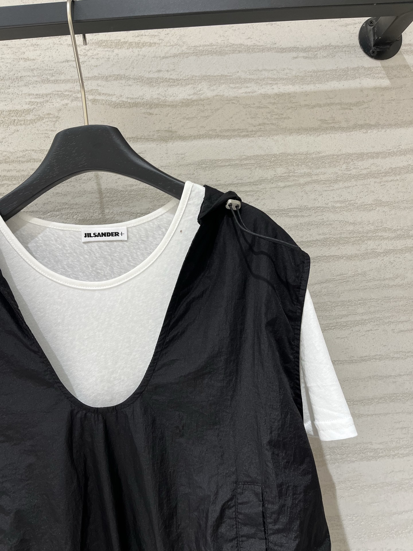 JILSANDER+ 假两件抽绳连帽上衣 松弛感天花板，外层皱感尼龙罩衫，可调节连帽V领+下摆抽绳，内搭