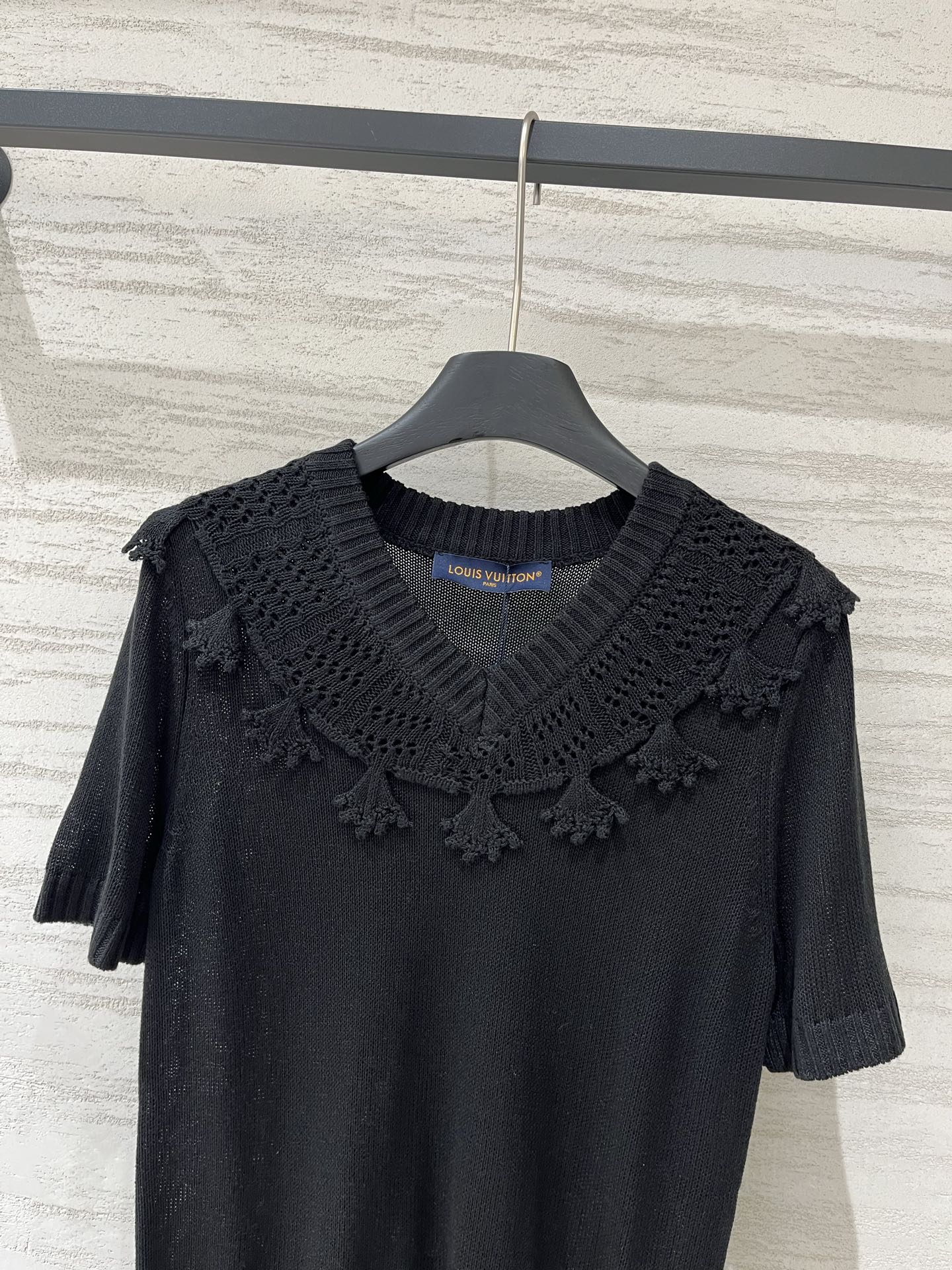 LV 26夏季新款 简约风流苏领短袖款 logo图案修饰点缀 上身高级氛围感十足 两色SML