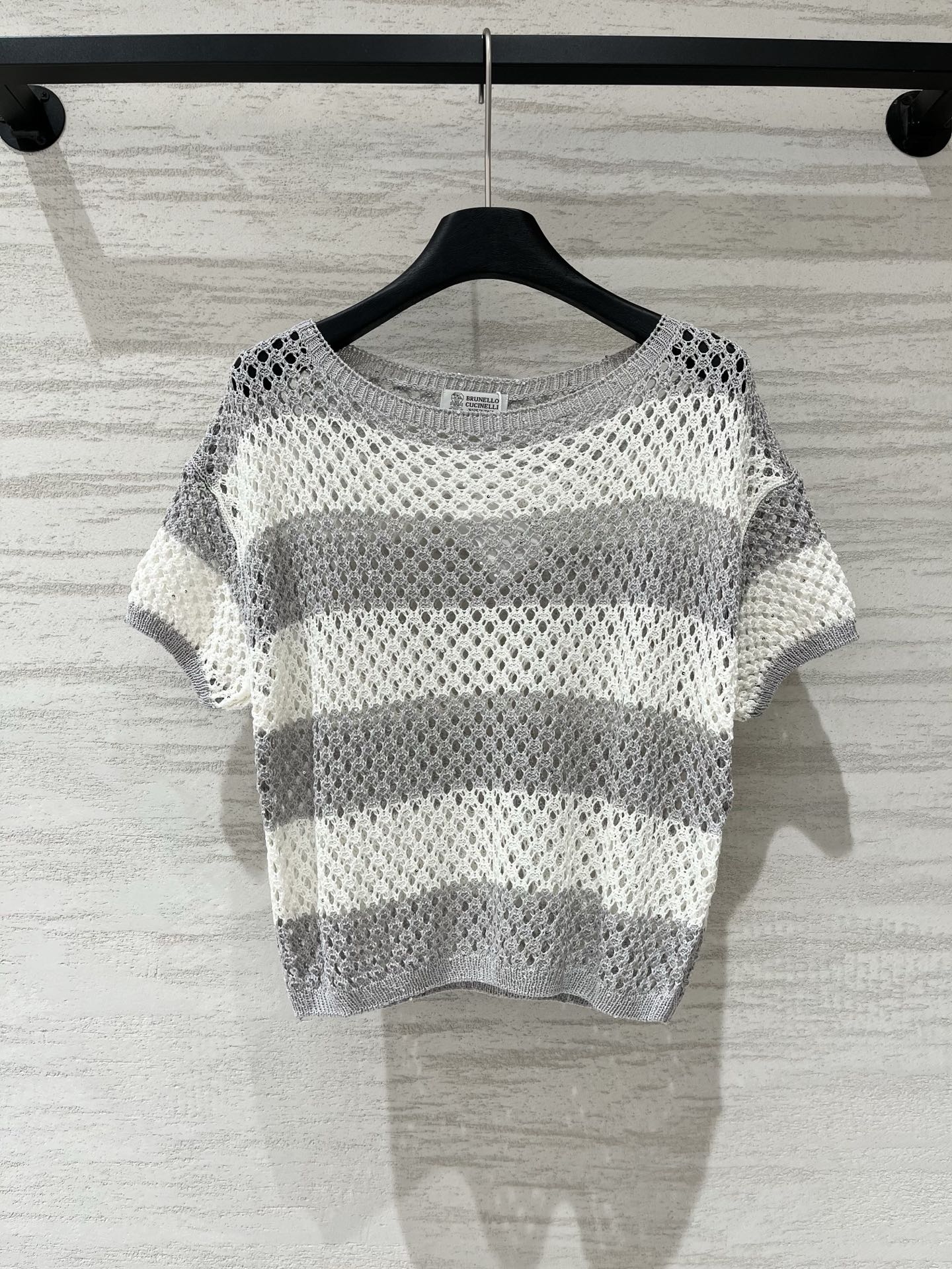 NO:925273,BC's new striped and stitched hollow short-sleeved style, logo pattern decoration, upper body full of high-end atmosphere, three-color SML, T-shirt,19860909BC 新款 条纹拼接镂空短袖款 logo图案修饰点缀 上身高级氛围感十足 三色SML,,T-shirt,,Women's clothing