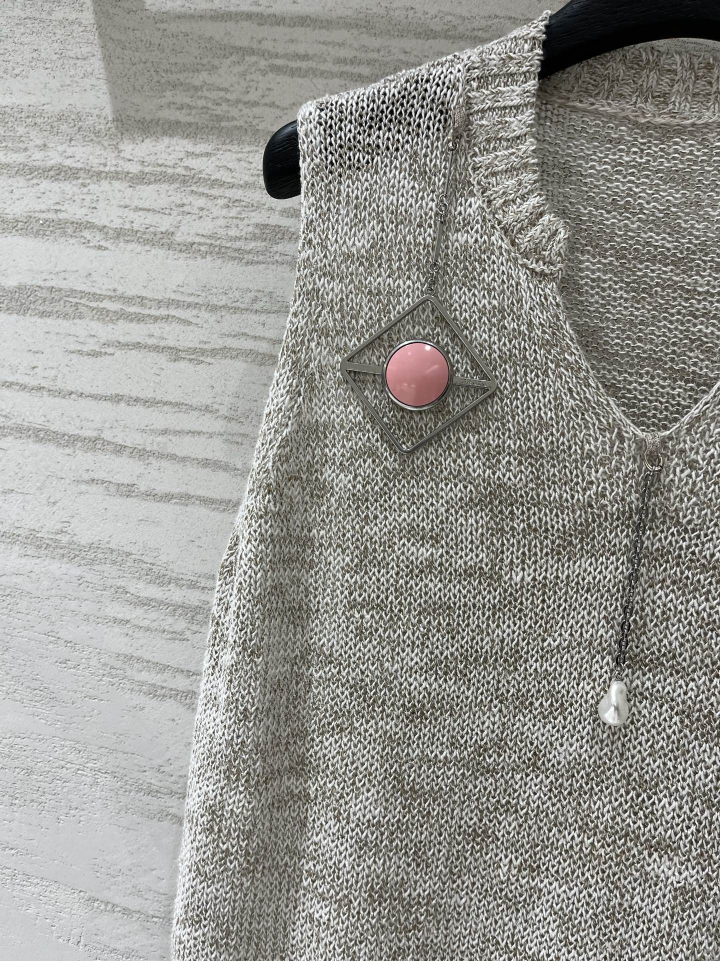 Prada 重工花莎针织无袖背心，杂花灰（花纱质感，灰白混织）小V领，领口带半开拉链设计，拉链头坠有小珍
