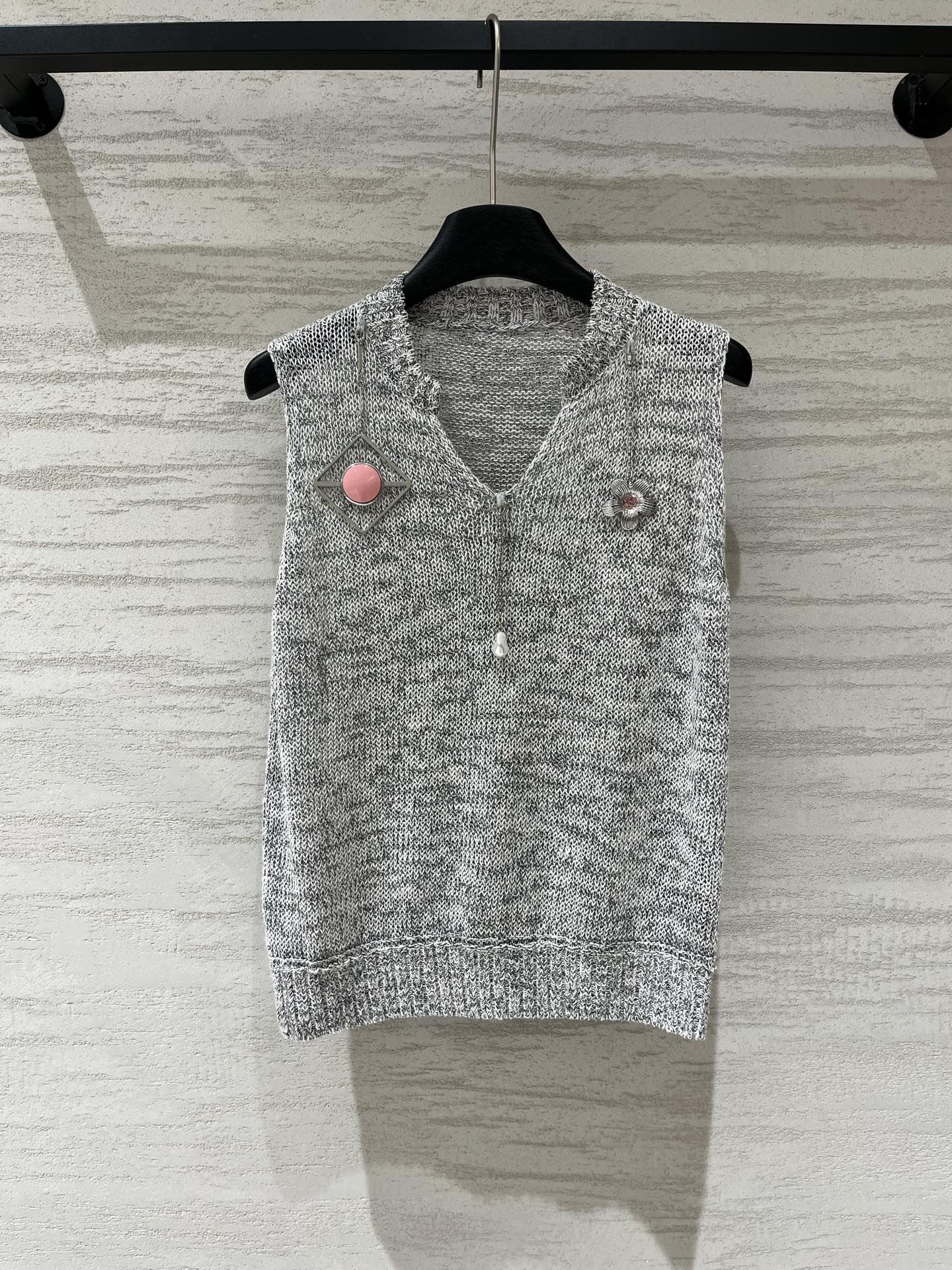 Prada 重工花莎针织无袖背心，杂花灰（花纱质感，灰白混织）小V领，领口带半开拉链设计，拉链头坠有小珍