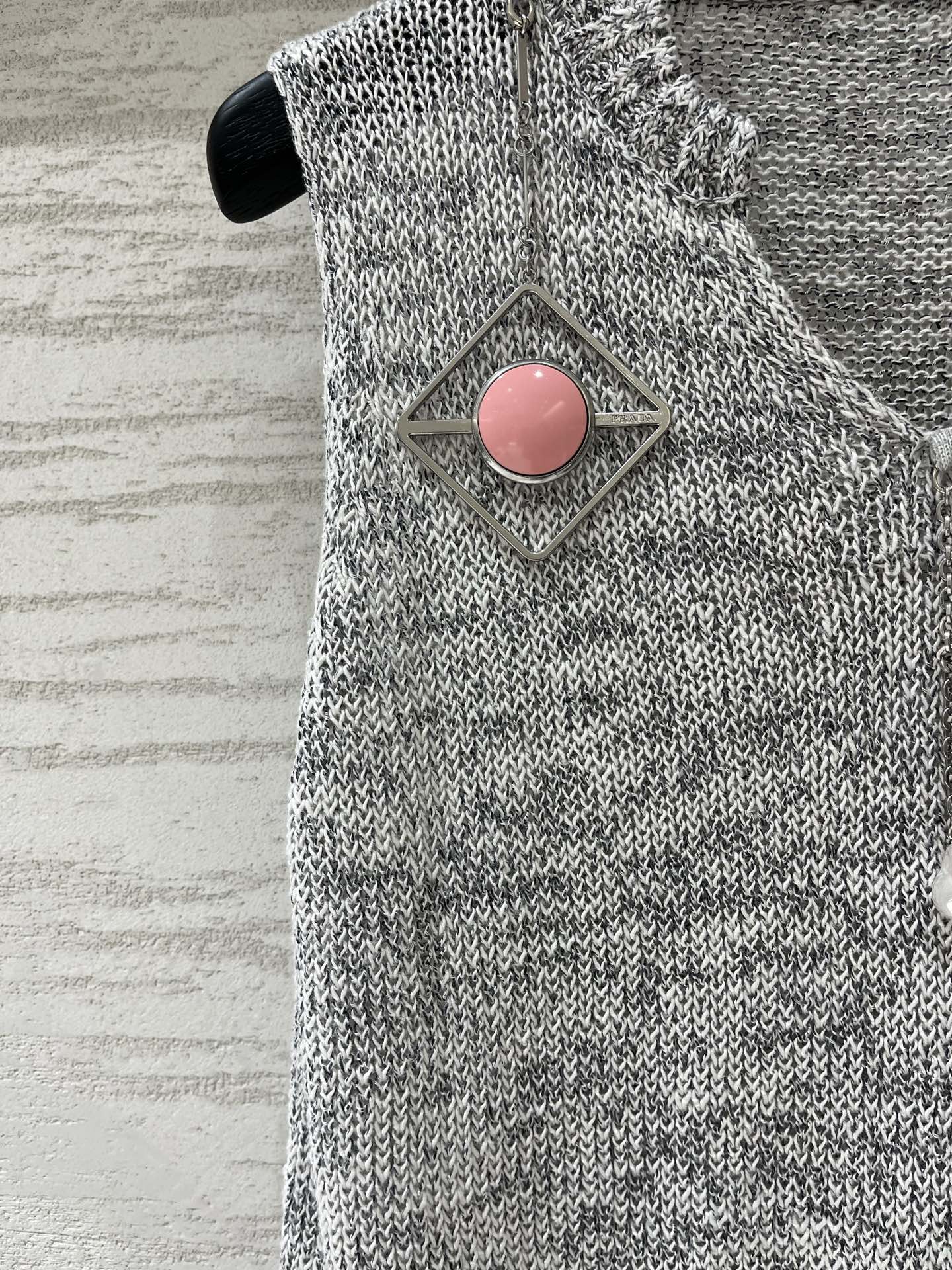 Prada 重工花莎针织无袖背心，杂花灰（花纱质感，灰白混织）小V领，领口带半开拉链设计，拉链头坠有小珍