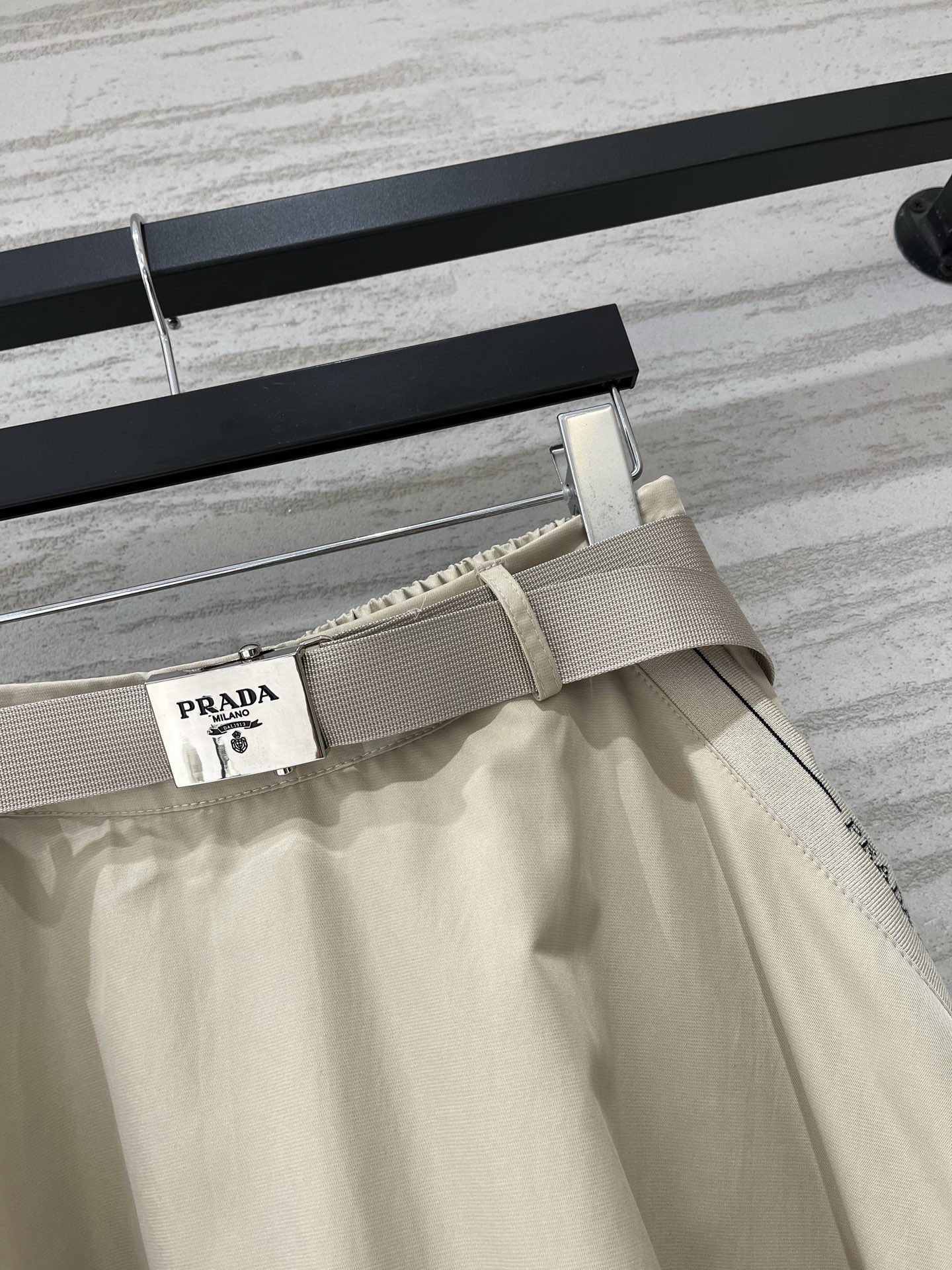 Prada 26新款 口袋织带腰带工装A字伞裙半裙 定制尼龙面料挺括不软塌，大A裙摆巨藏肉，配套织带金属