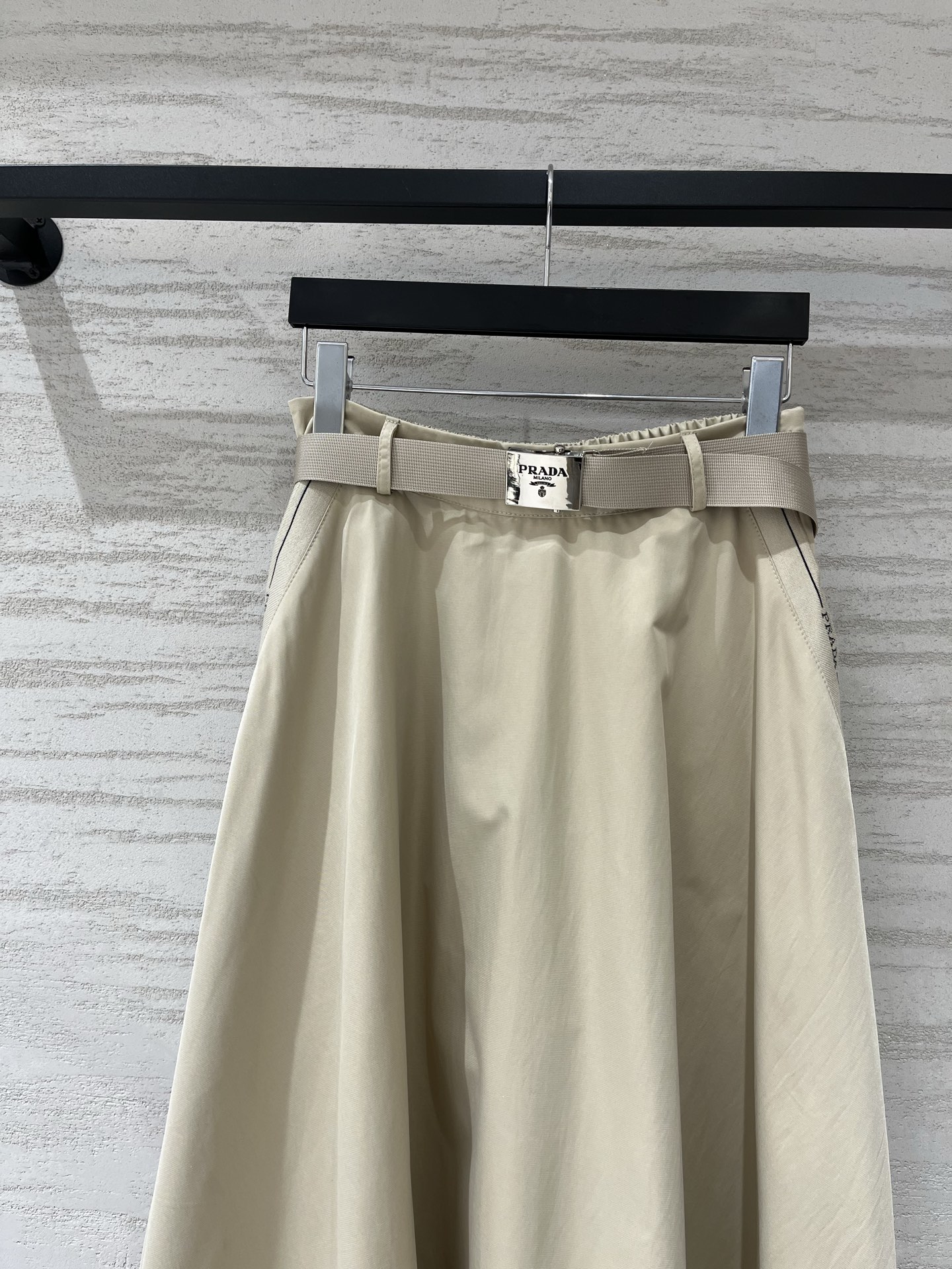 Prada 26新款 口袋织带腰带工装A字伞裙半裙 定制尼龙面料挺括不软塌，大A裙摆巨藏肉，配套织带金属