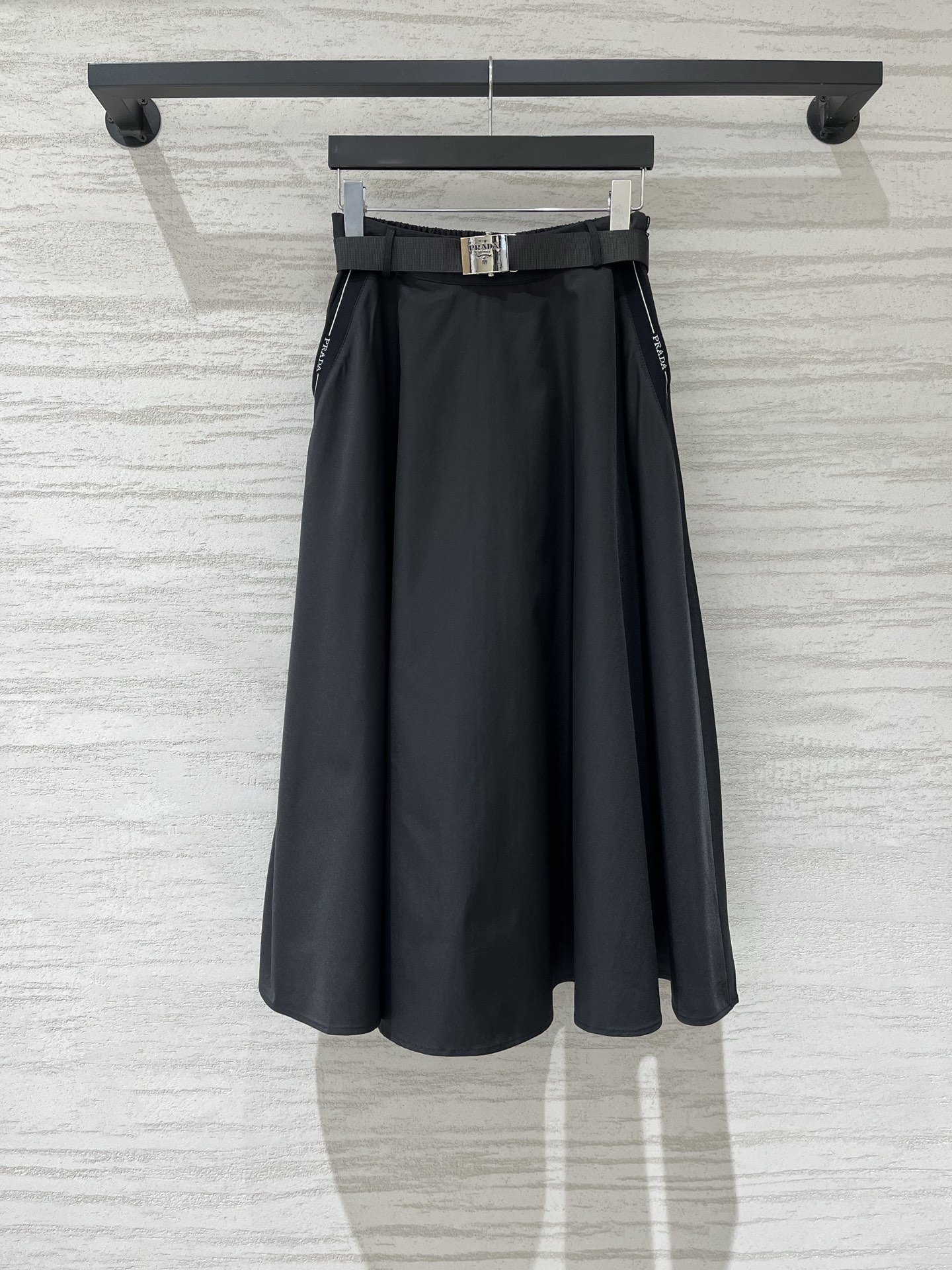 Prada 26新款 口袋织带腰带工装A字伞裙半裙 定制尼龙面料挺括不软塌，大A裙摆巨藏肉，配套织带金属