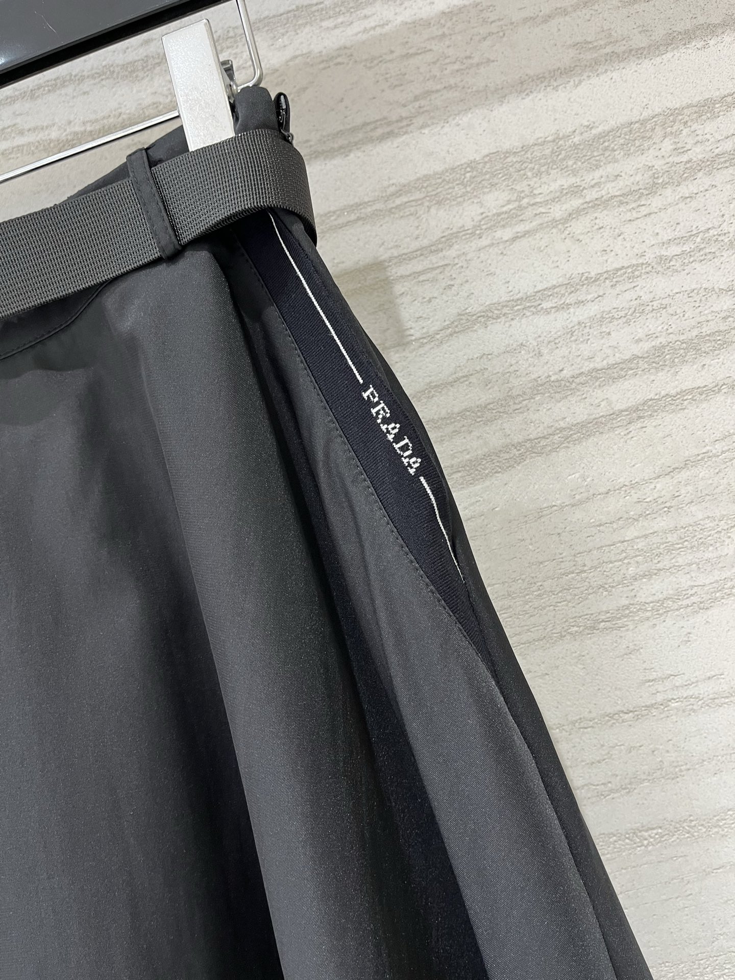 Prada 26新款 口袋织带腰带工装A字伞裙半裙 定制尼龙面料挺括不软塌，大A裙摆巨藏肉，配套织带金属