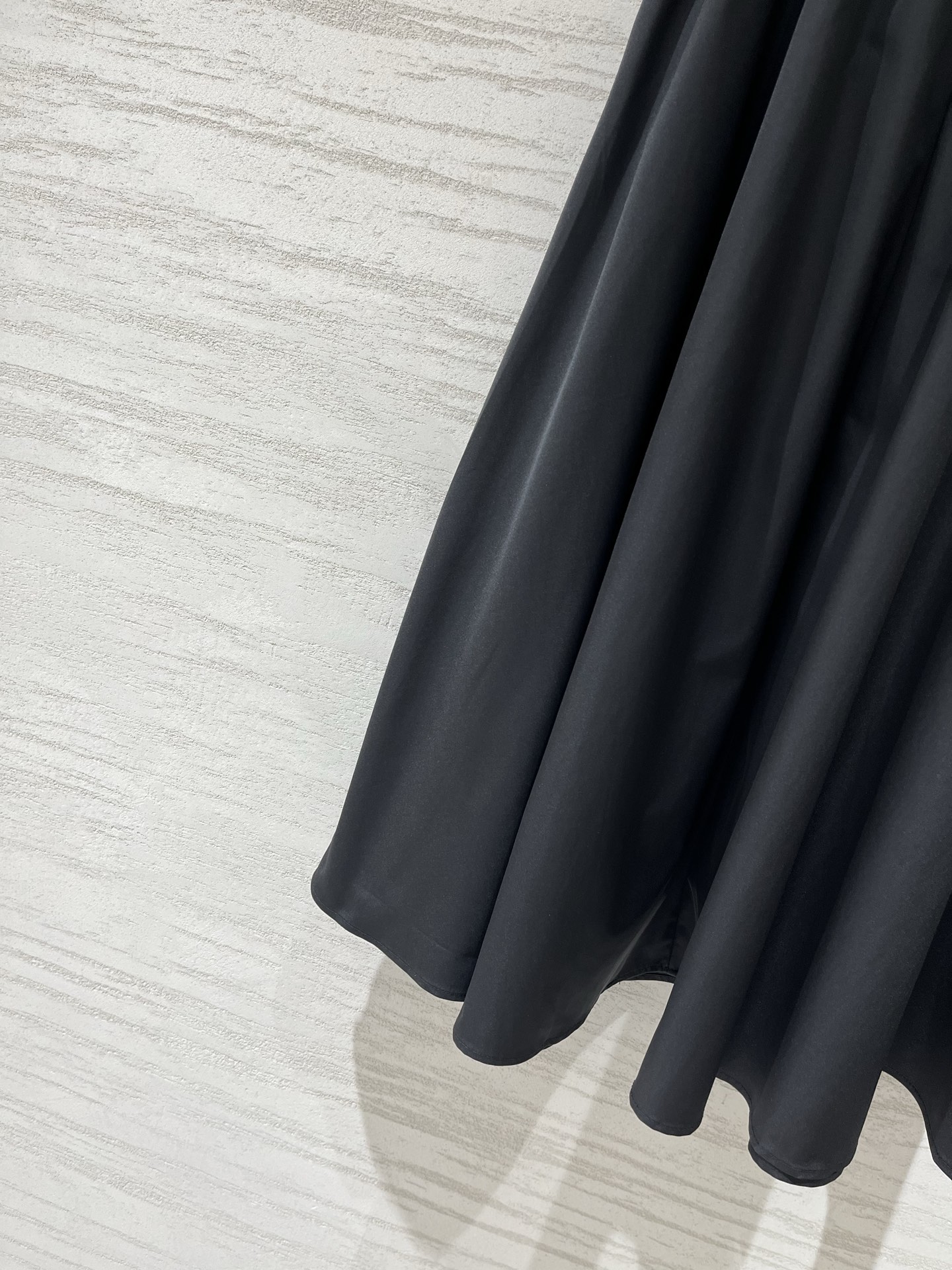 Prada 26新款 口袋织带腰带工装A字伞裙半裙 定制尼龙面料挺括不软塌，大A裙摆巨藏肉，配套织带金属
